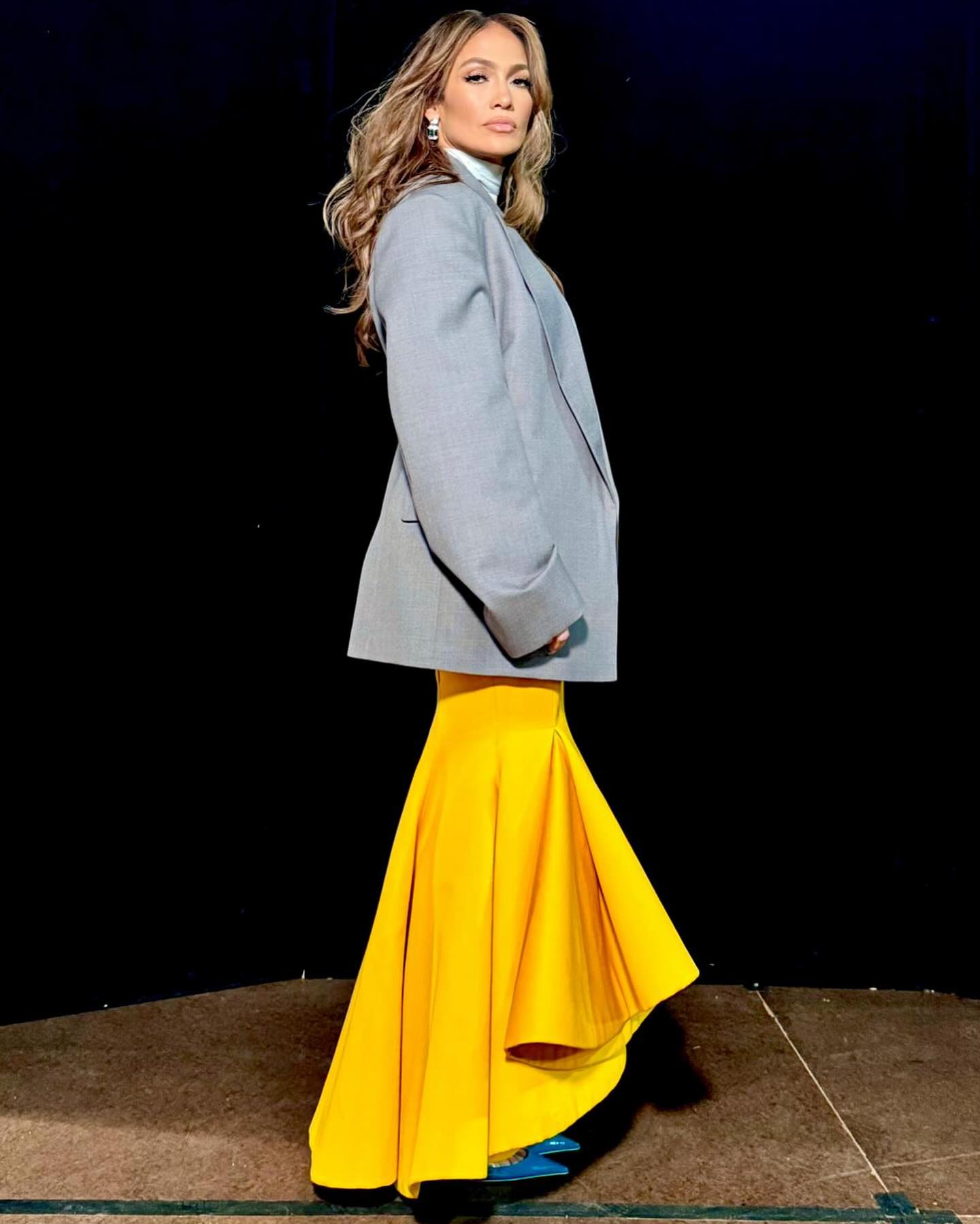 Джей Ло показала, як поєднати яскраву спідницю з піджаком оверсайз (фото)