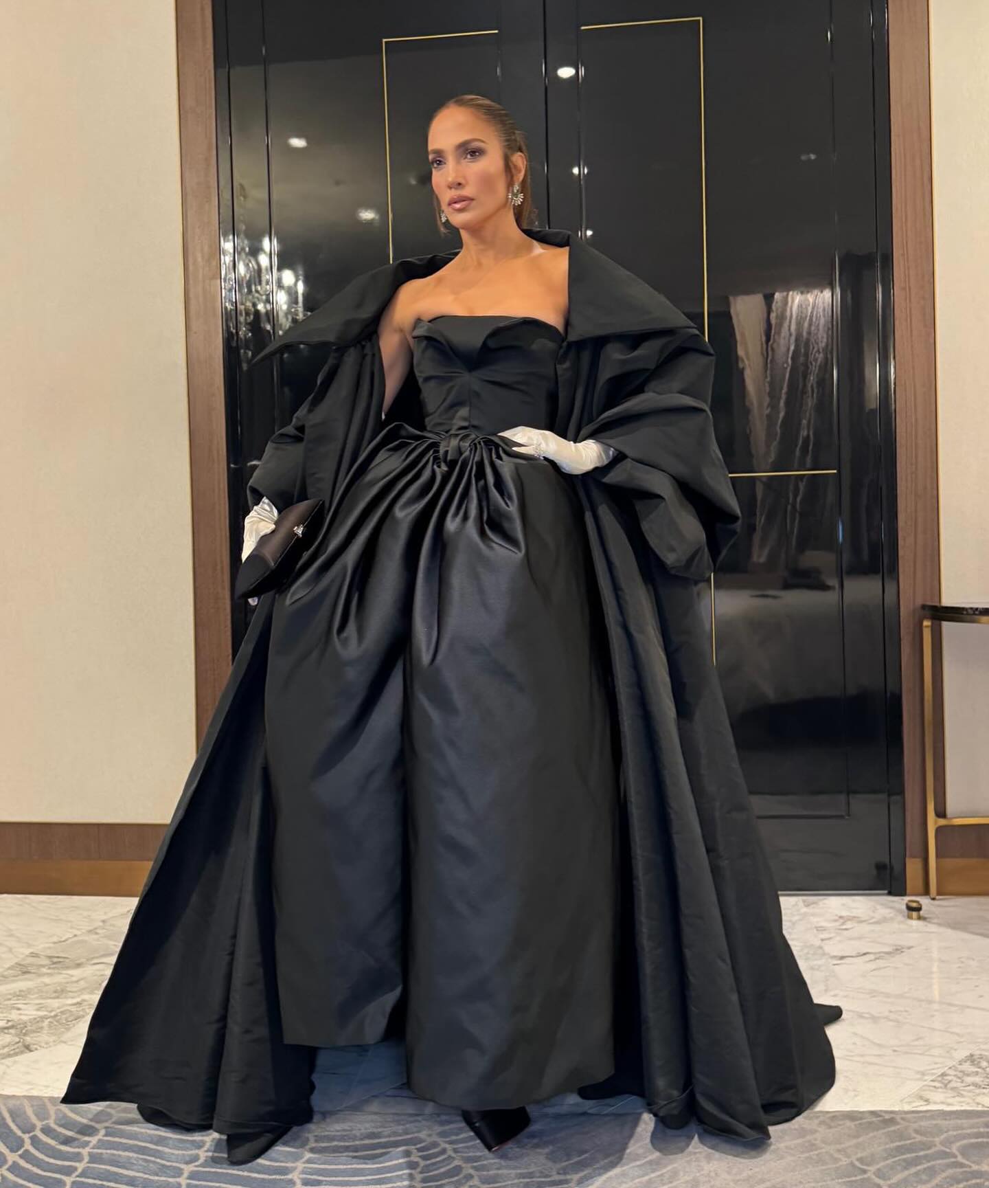 JLo showed how to wear a lush black dress with an open neckline (photo)