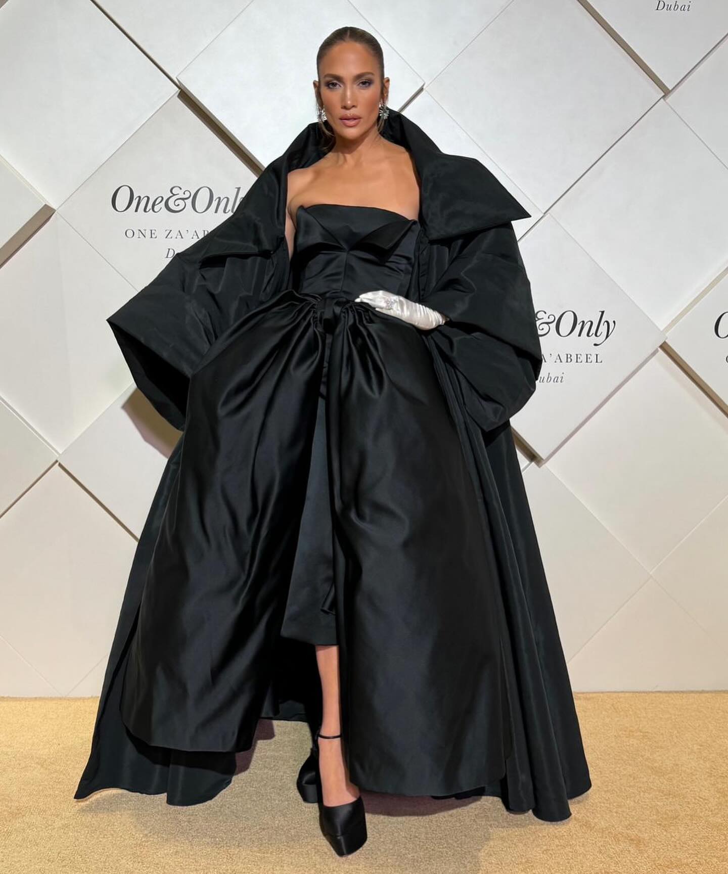 JLo showed how to wear a lush black dress with an open neckline (photo)