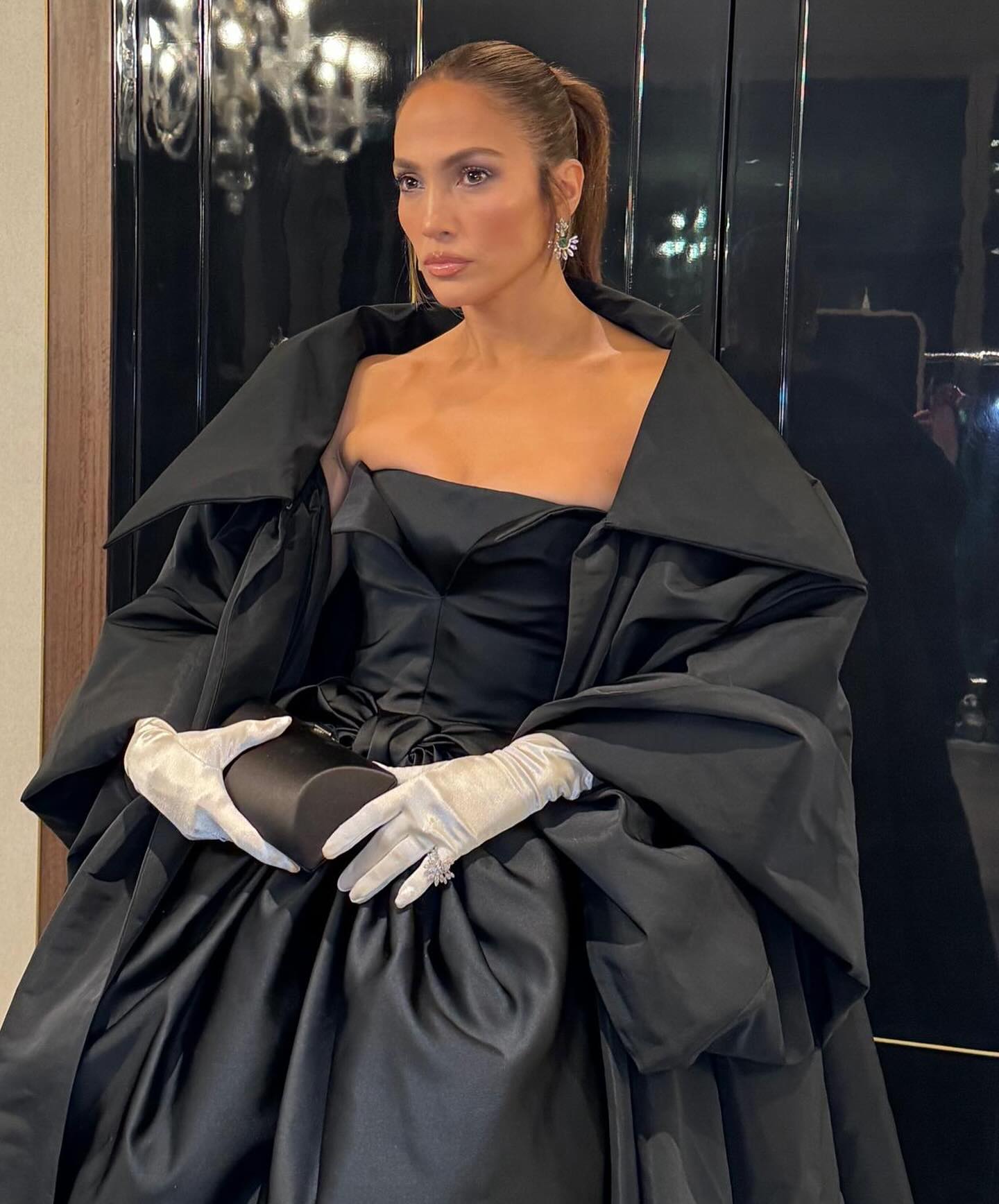 JLo showed how to wear a lush black dress with an open neckline (photo)