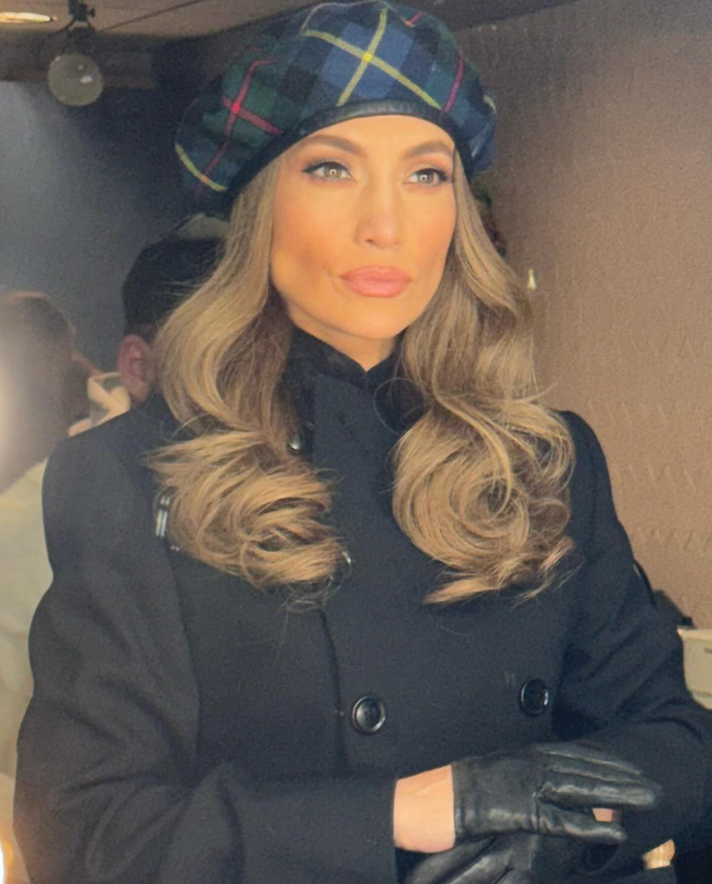 Дженнифер Лопес показала интересный образ во французском стиле (фото)