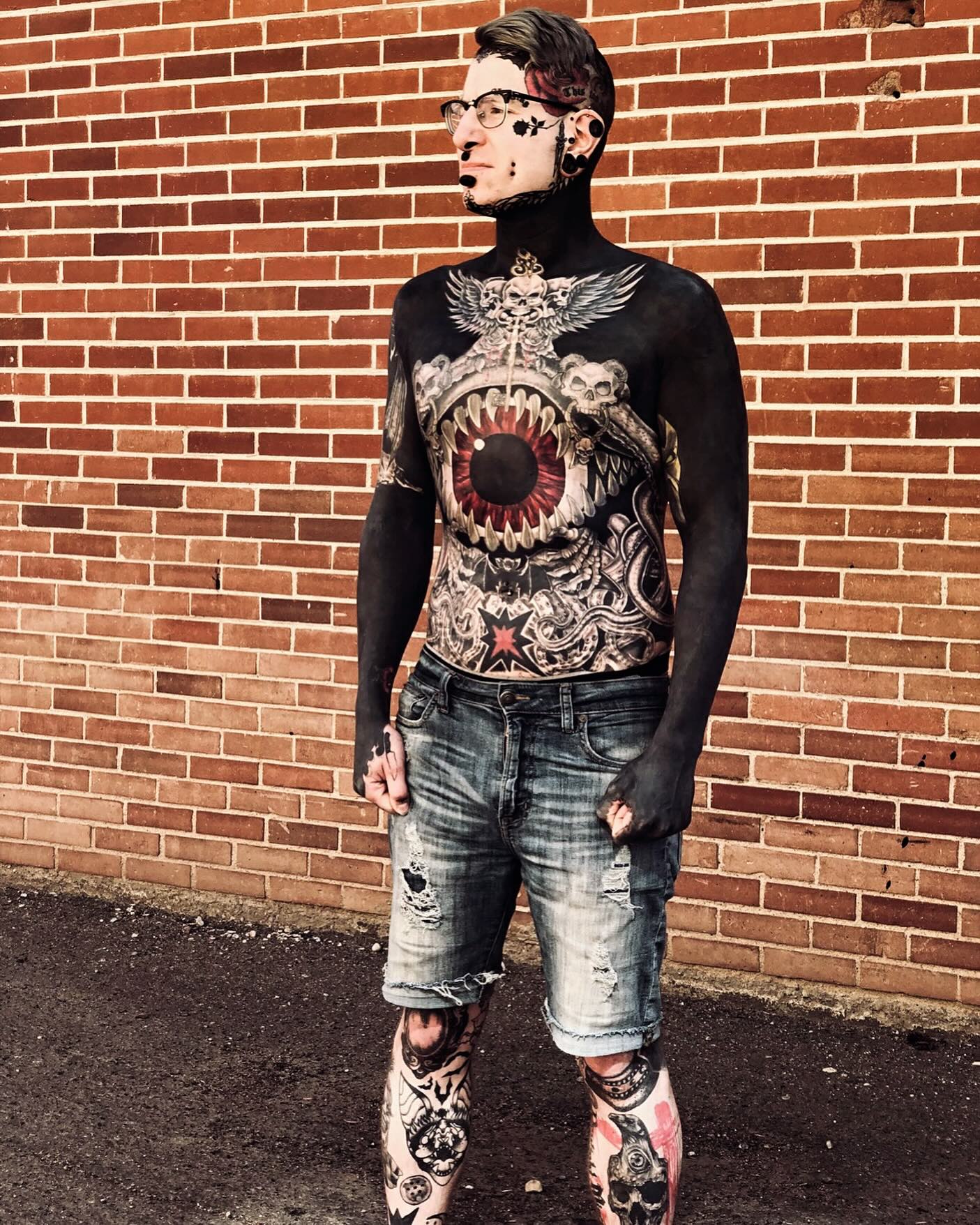 Чоловік прикрасив татуюваннями 95% тіла та витртив на це сотні тисяч доларів. Дивіться, як він виглядає