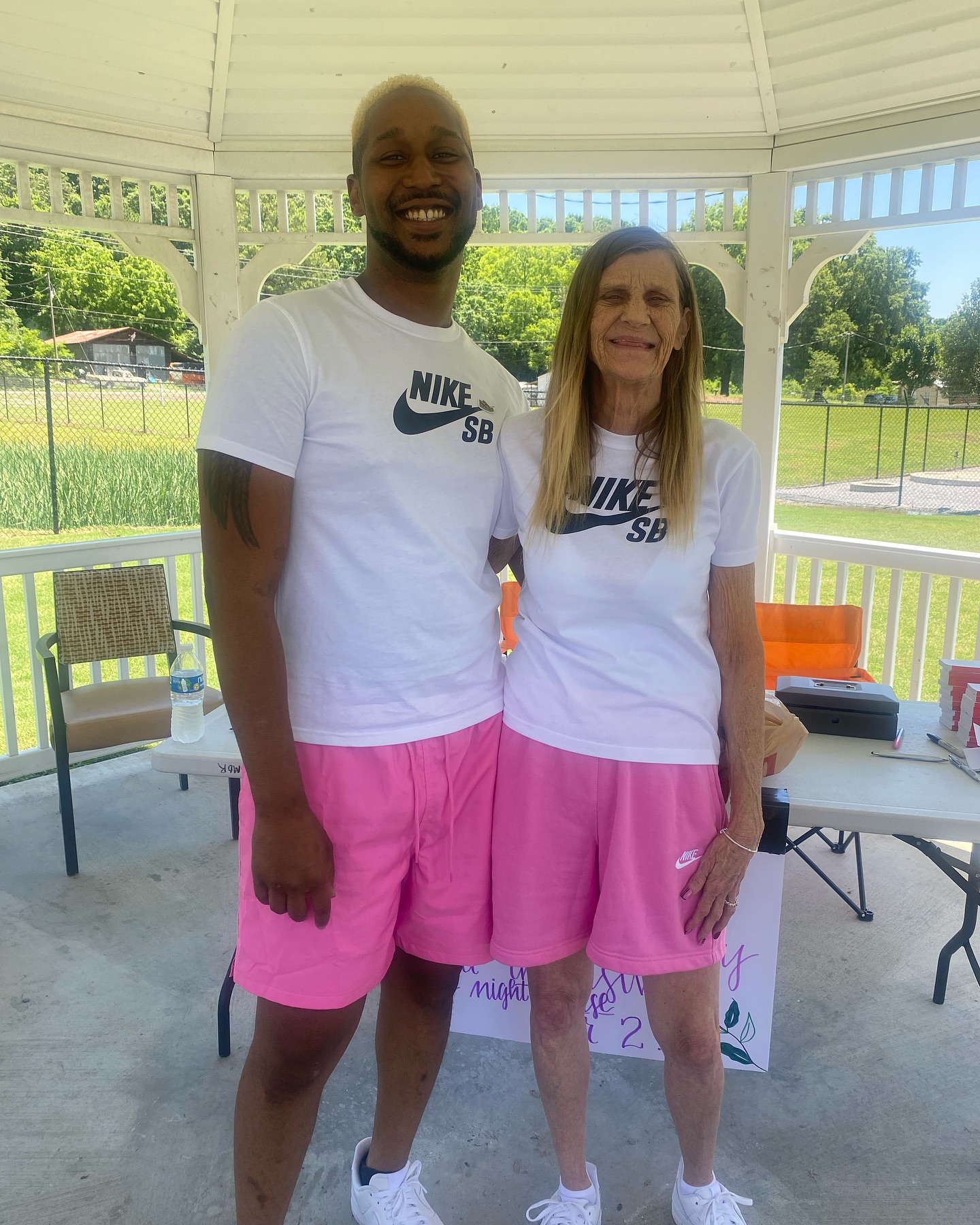 63-летняя женщина, вышедшая замуж за 26-летнего парня, готовится стать мамой