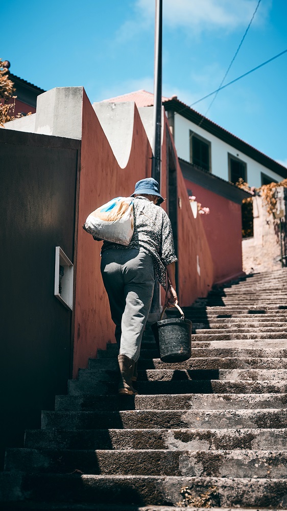 "Много здесь не заработать". Что нужно знать украинцам о зарплатах в Португалии