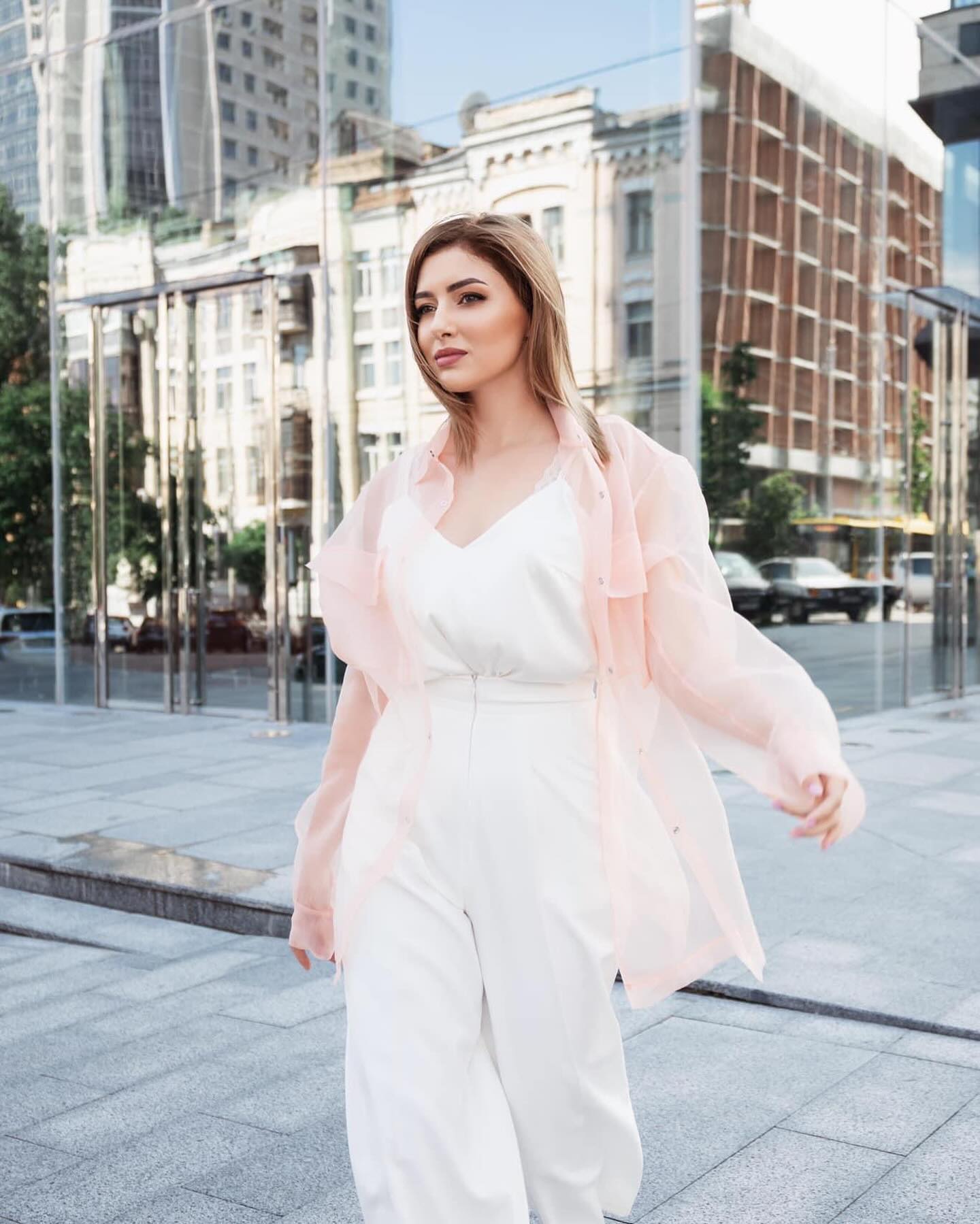 Известная украинская актриса прогулялась по Киеву в нежном образе (фото)