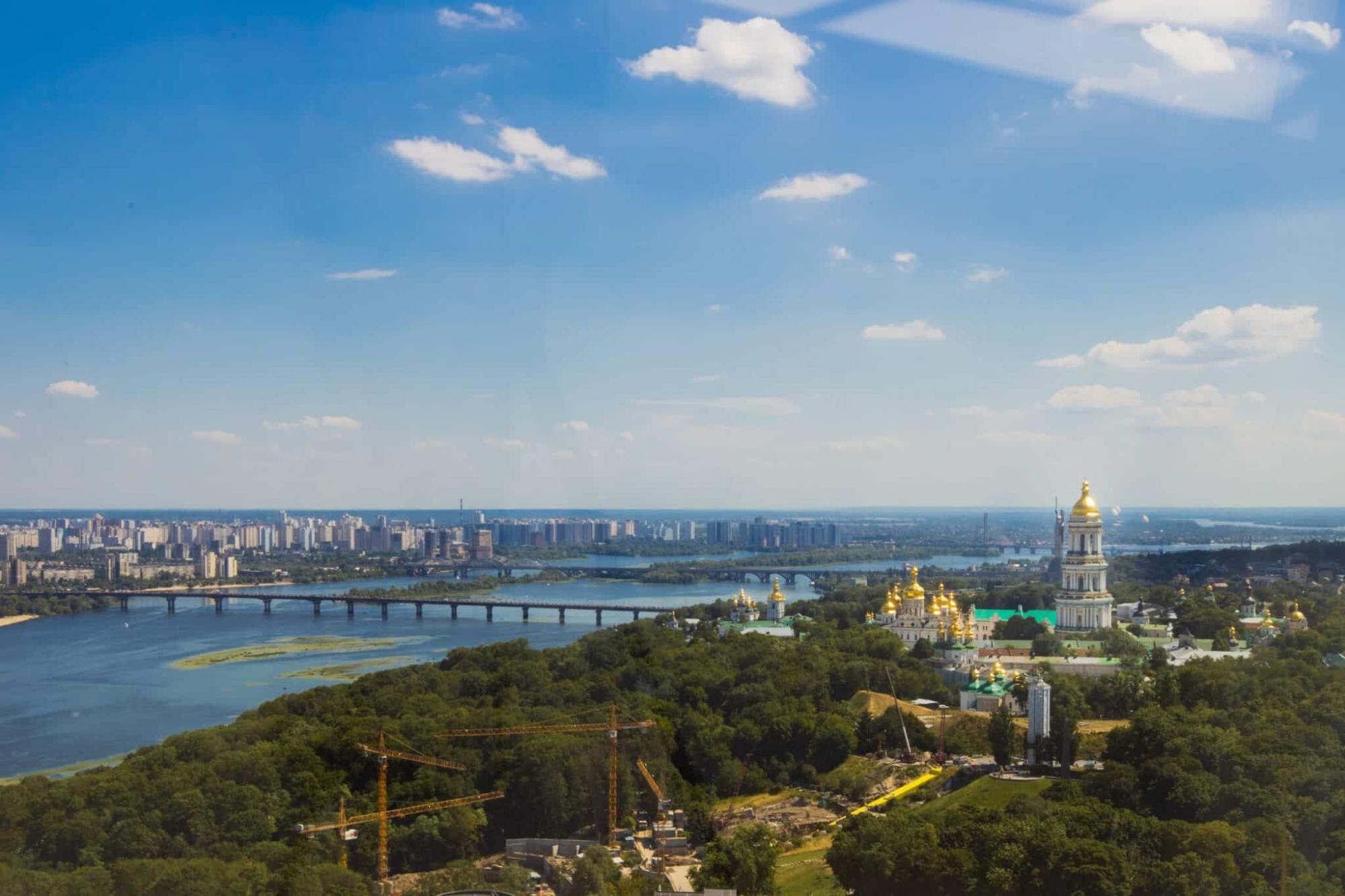 У Києві продають за 10 мільйонів доларів квартиру без ремонту. Як вона виглядає