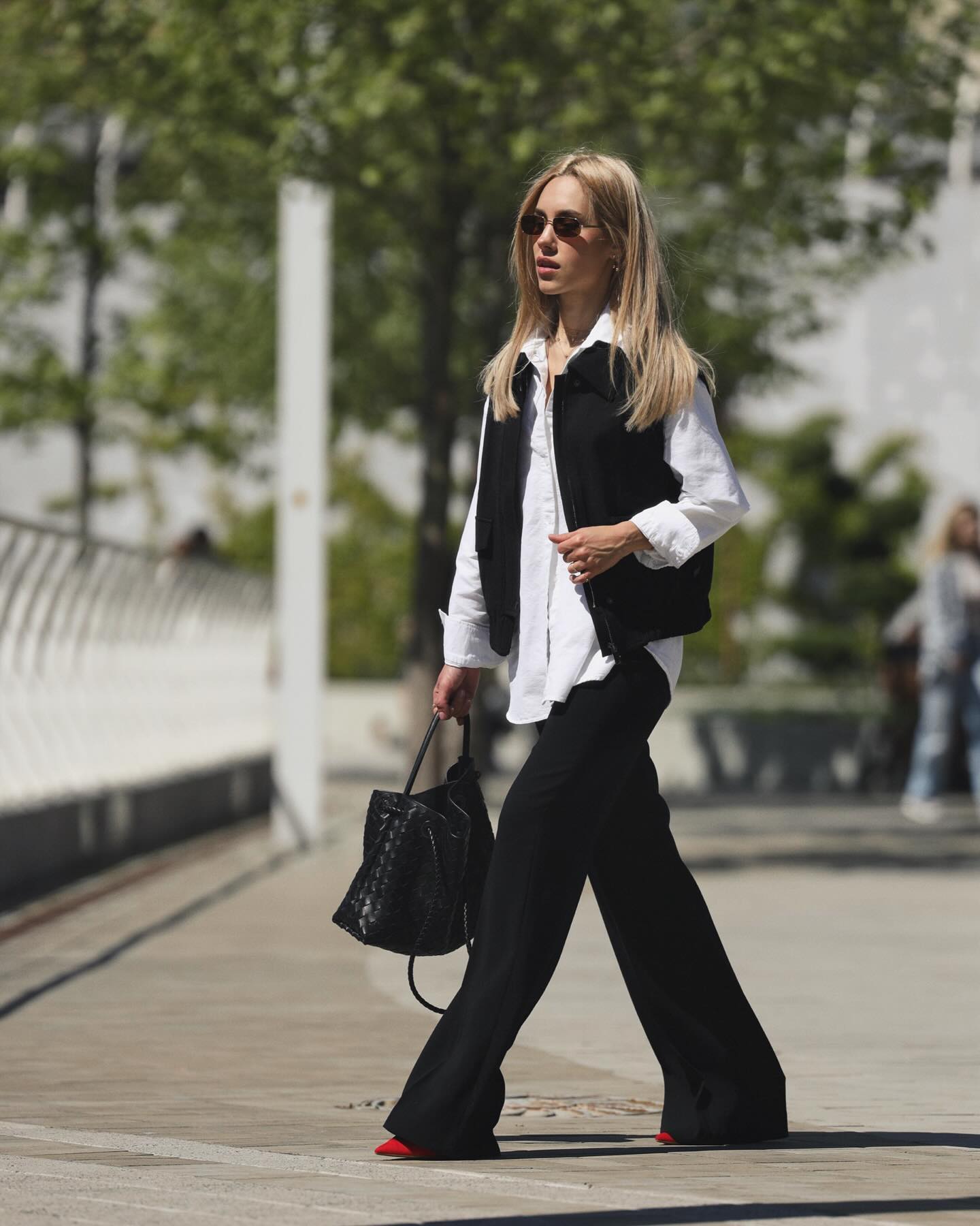 Даша Квиткова прогулялась по Киеву в образе настоящей леди (фото)