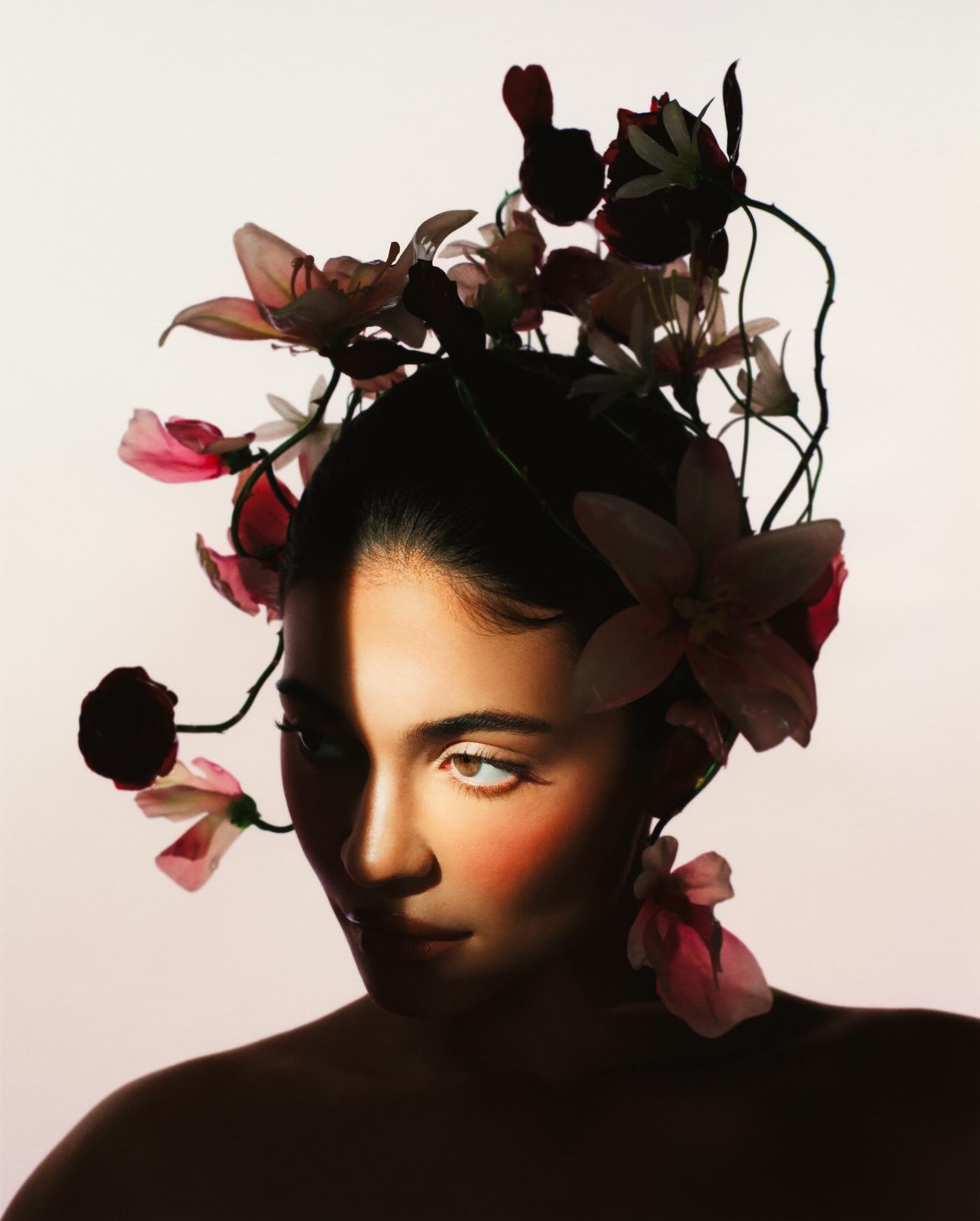 Кайли Дженнер представила свои дебютные &quot;космические&quot; духи (фото, видео)