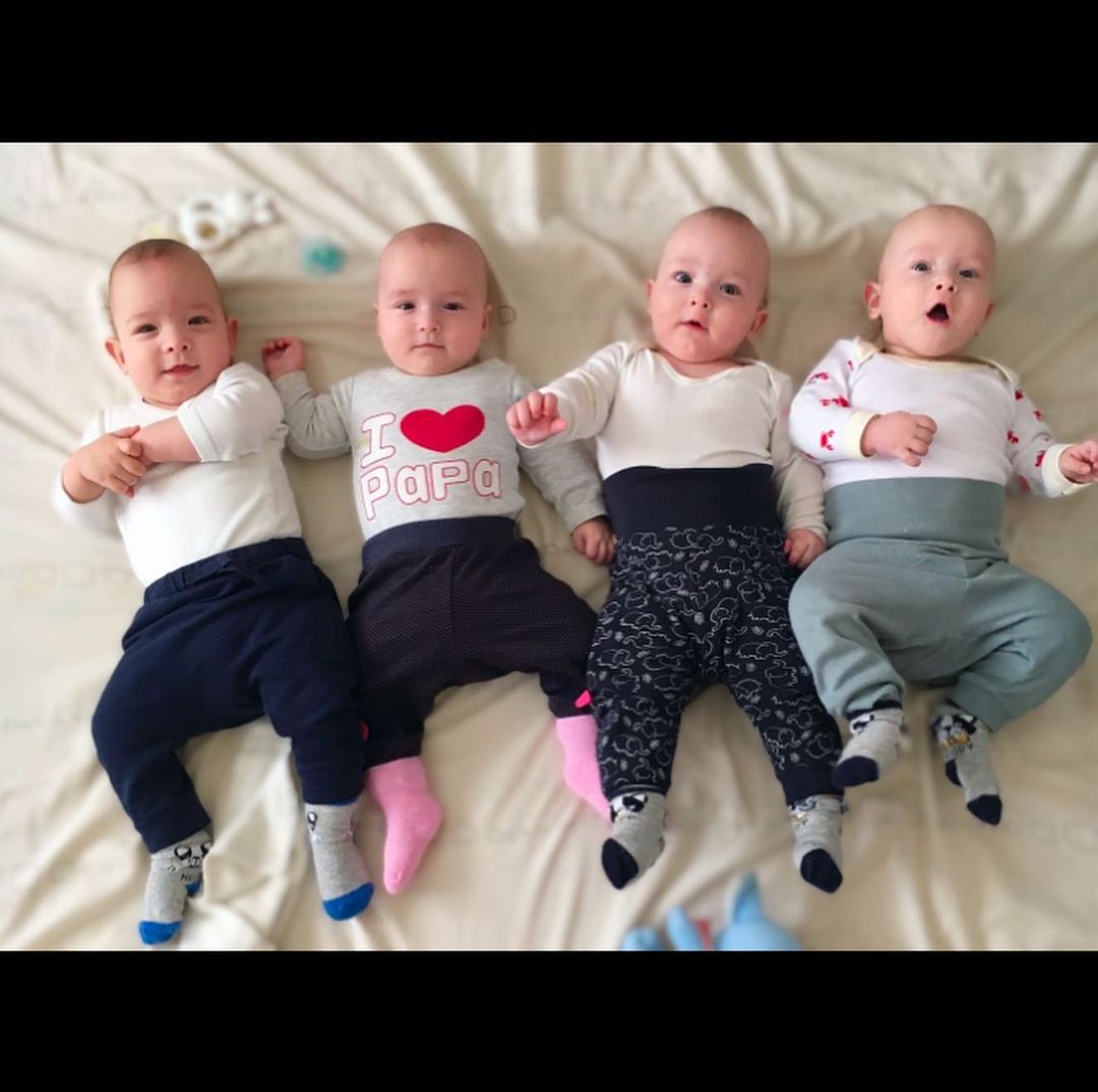 Маленькие четверняшки из Закарпатья, которые родились в канун Рождества, стали звездами Тик Тока (видео)