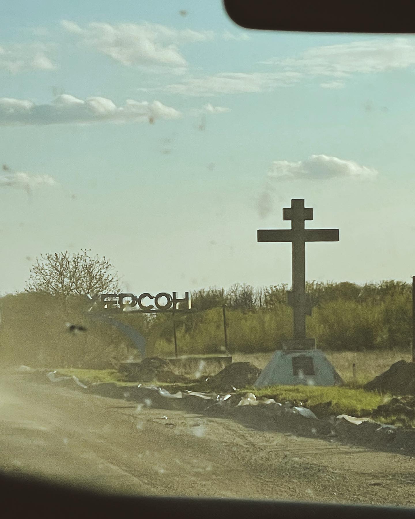 Российский рэпер-противник войны хвастается раздачей гуманитарки в оккупированном Херсоне (фото)