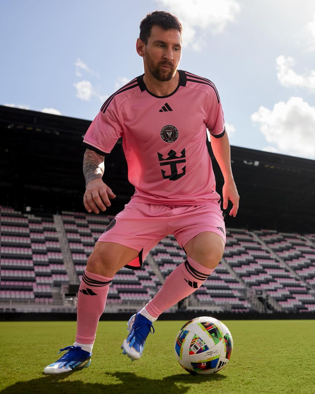 Артем Довбик номинирован на &quot;Золотой мяч&quot;. Месси и Роналду в списке нет