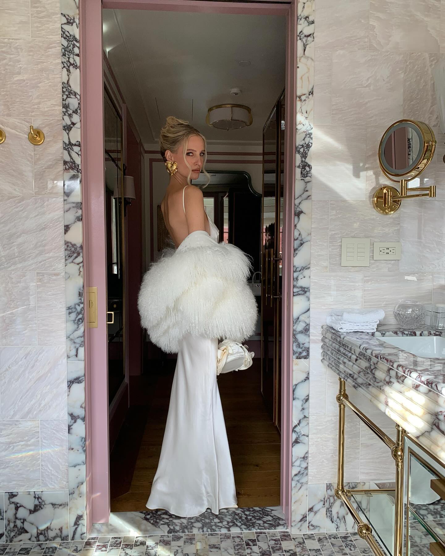 Леони Ганне показала, как соединить белое шелковое платье с шубкой: соблазнительные фото