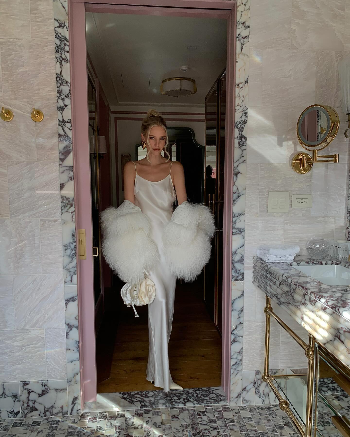 Леони Ганне показала, как соединить белое шелковое платье с шубкой: соблазнительные фото