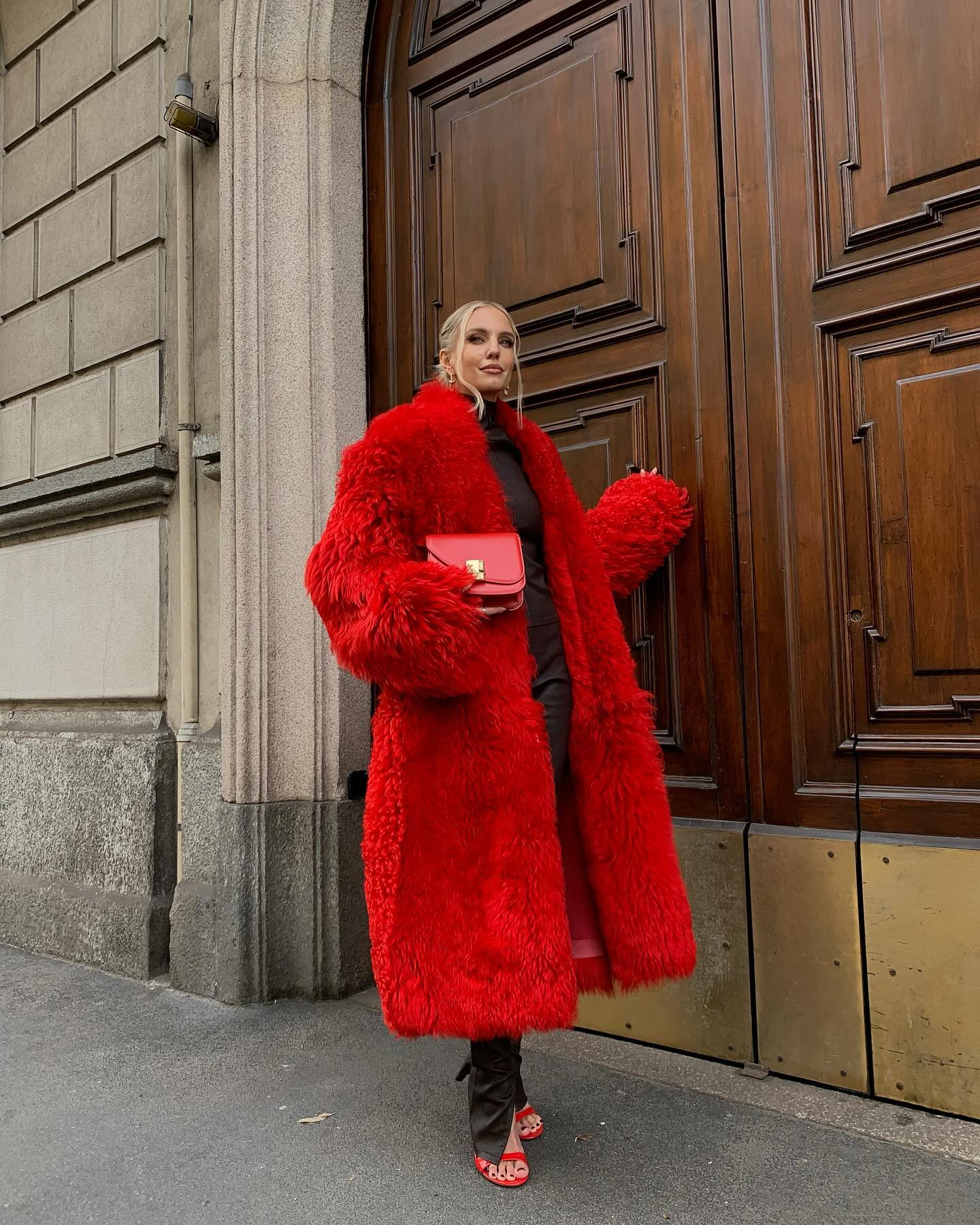 Леони Ганне показала, как соединить черный кожаный костюм с красной шубкой (фото, видео)
