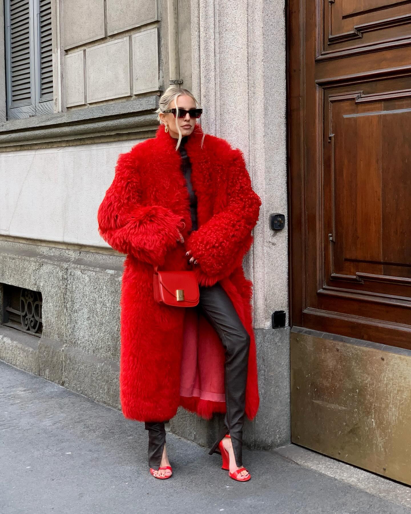 Леони Ганне показала, как соединить черный кожаный костюм с красной шубкой (фото, видео)