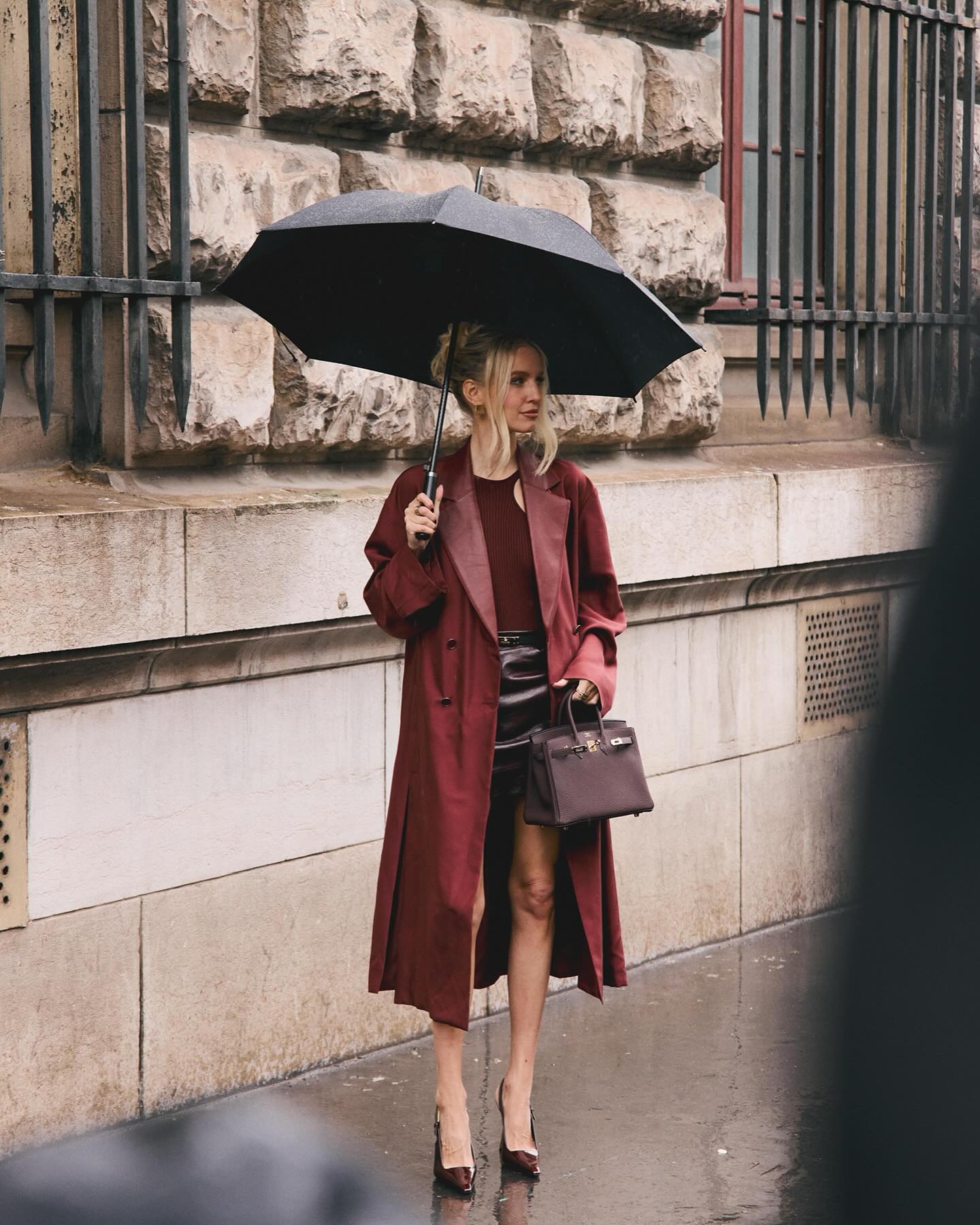 Леони Ганне показала эстетический образ в бордовых оттенках (фото, видео)