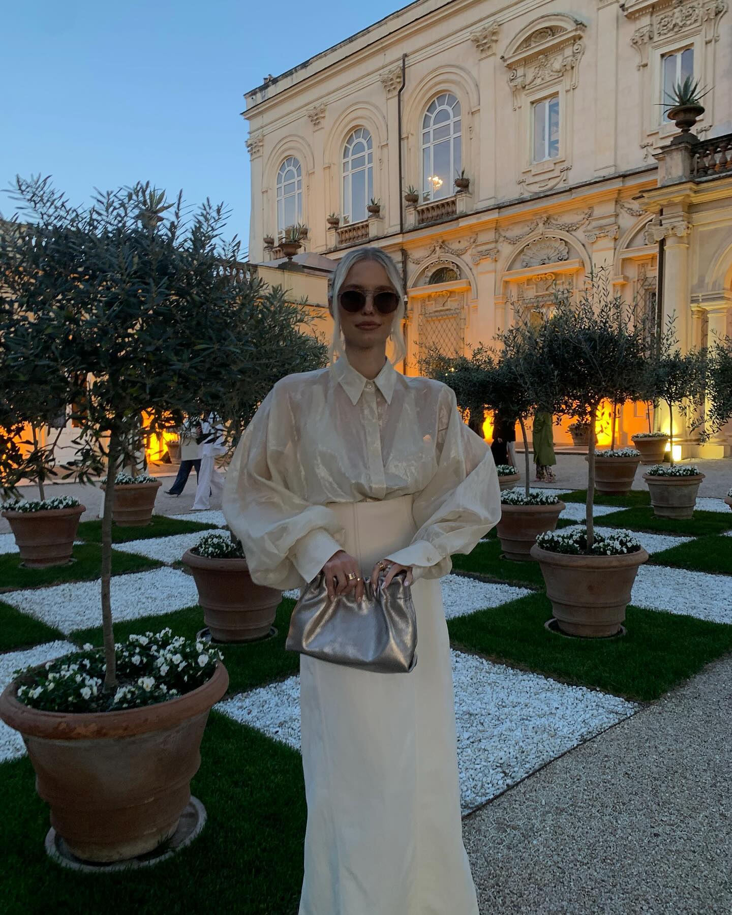 Відома фешн-інфлюенсерка показала, як навесні поєднати корсет із сорочкою та спідницею максі