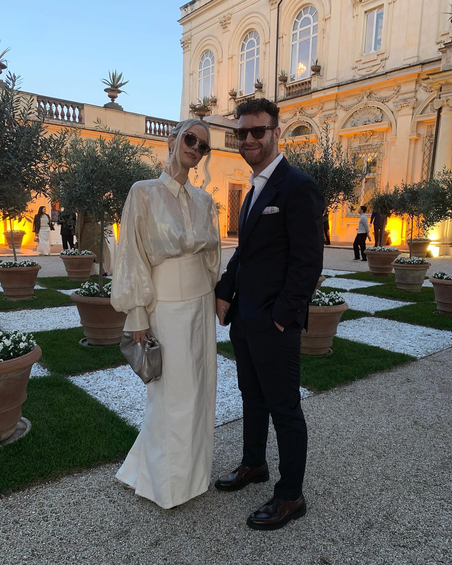 Відома фешн-інфлюенсерка показала, як навесні поєднати корсет із сорочкою та спідницею максі