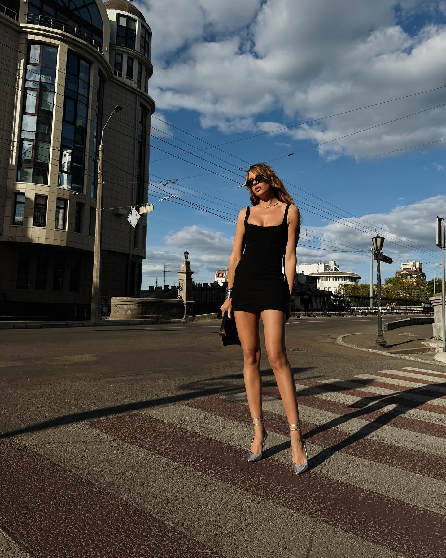 Леся Никитюк в стильном образе заcветила красоту длинных ног