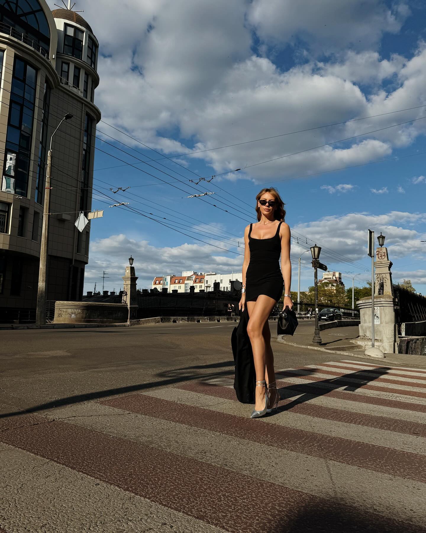 Леся Никитюк в стильном образе заcветила красоту длинных ног