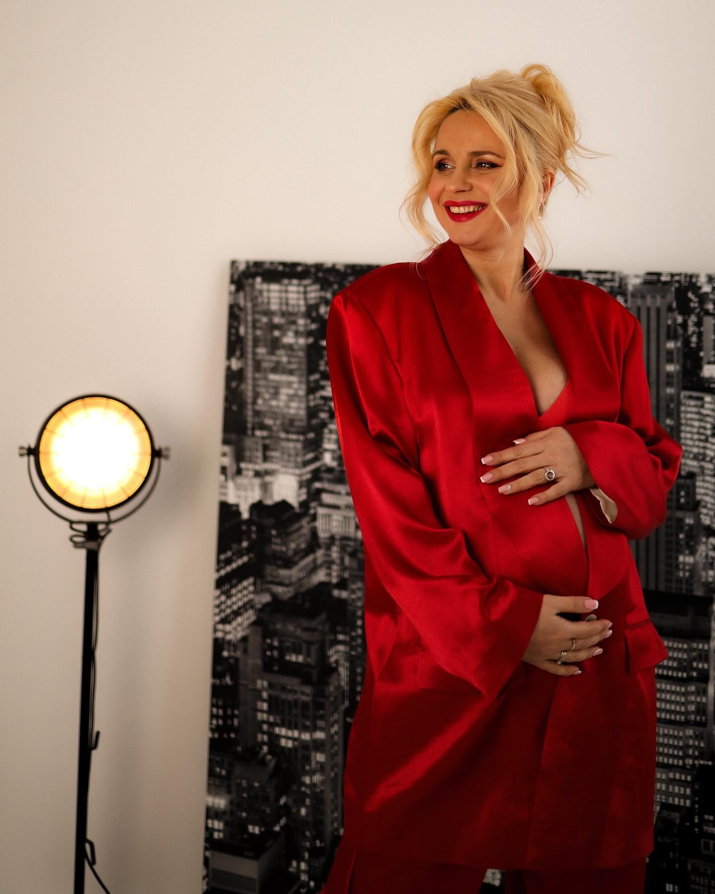 Мати-дракона у червоному: Ребрик на останніх місяцях вагітності влаштувала ефектну фотосесію