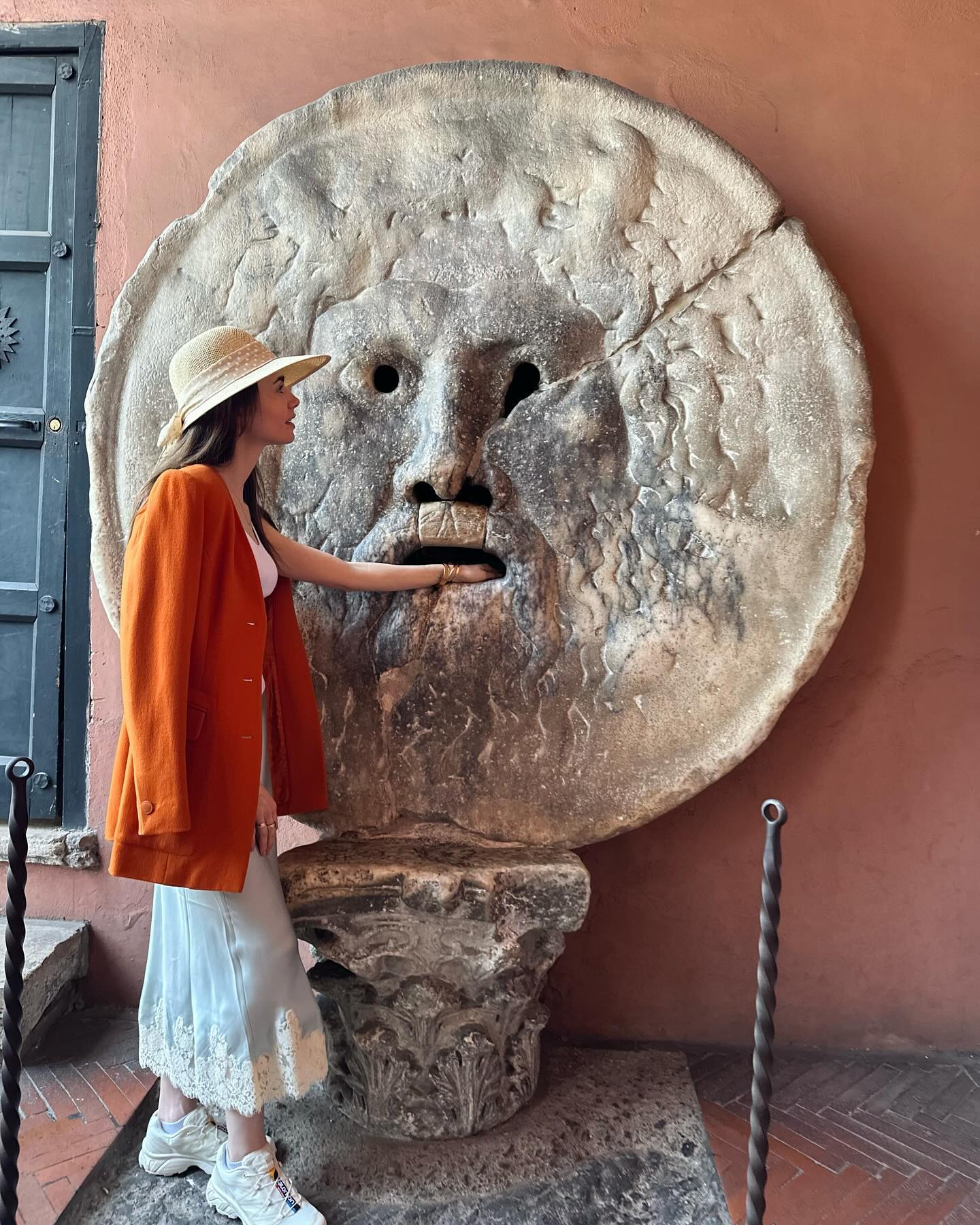 Зірка Емілі в Парижі "підкорила" Рим у ніжному образі (фото)