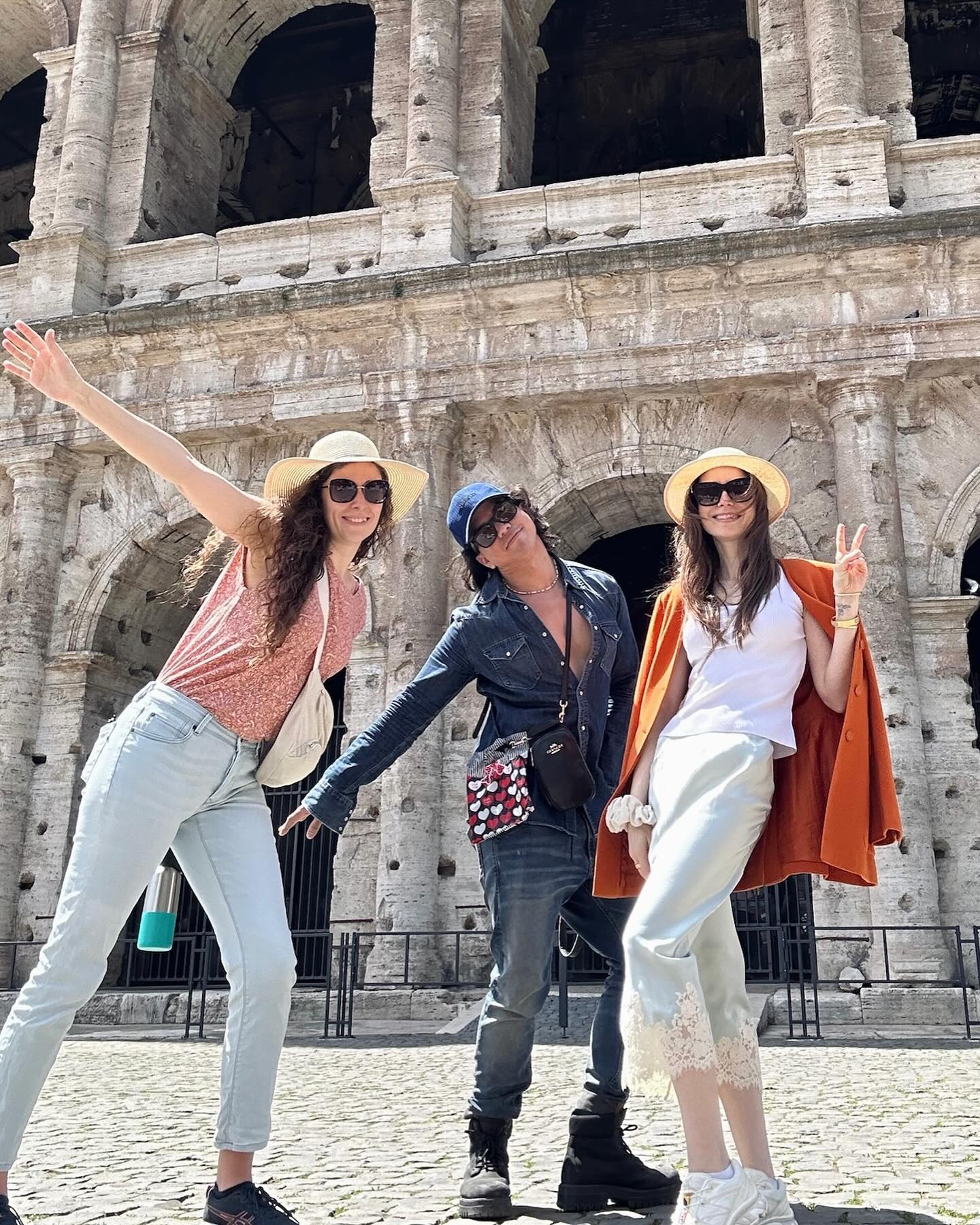 Зірка Емілі в Парижі "підкорила" Рим у ніжному образі (фото)