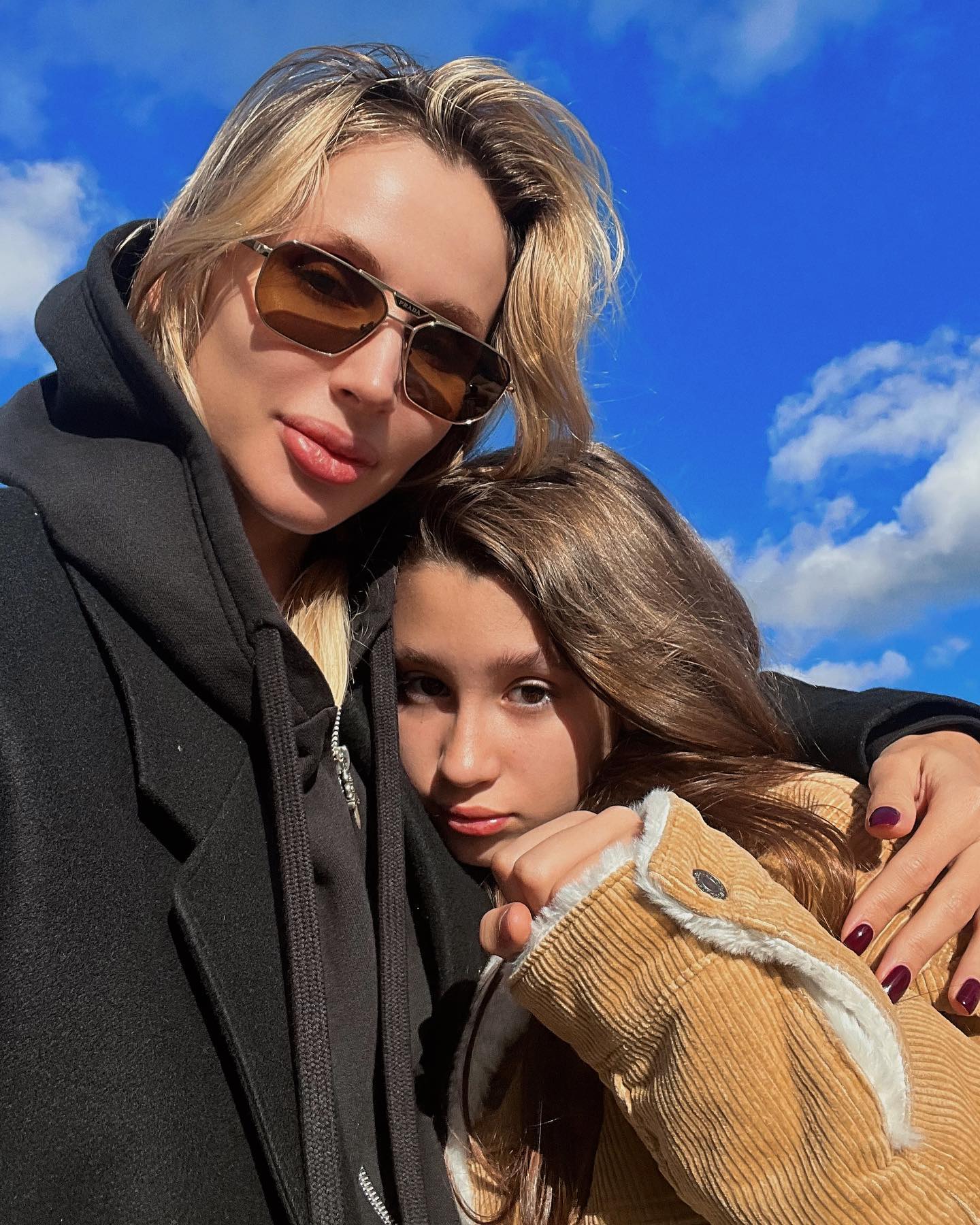 Выходит замуж? Светлана Лобода с букетом невесты и кольцом заинтриговала фанов