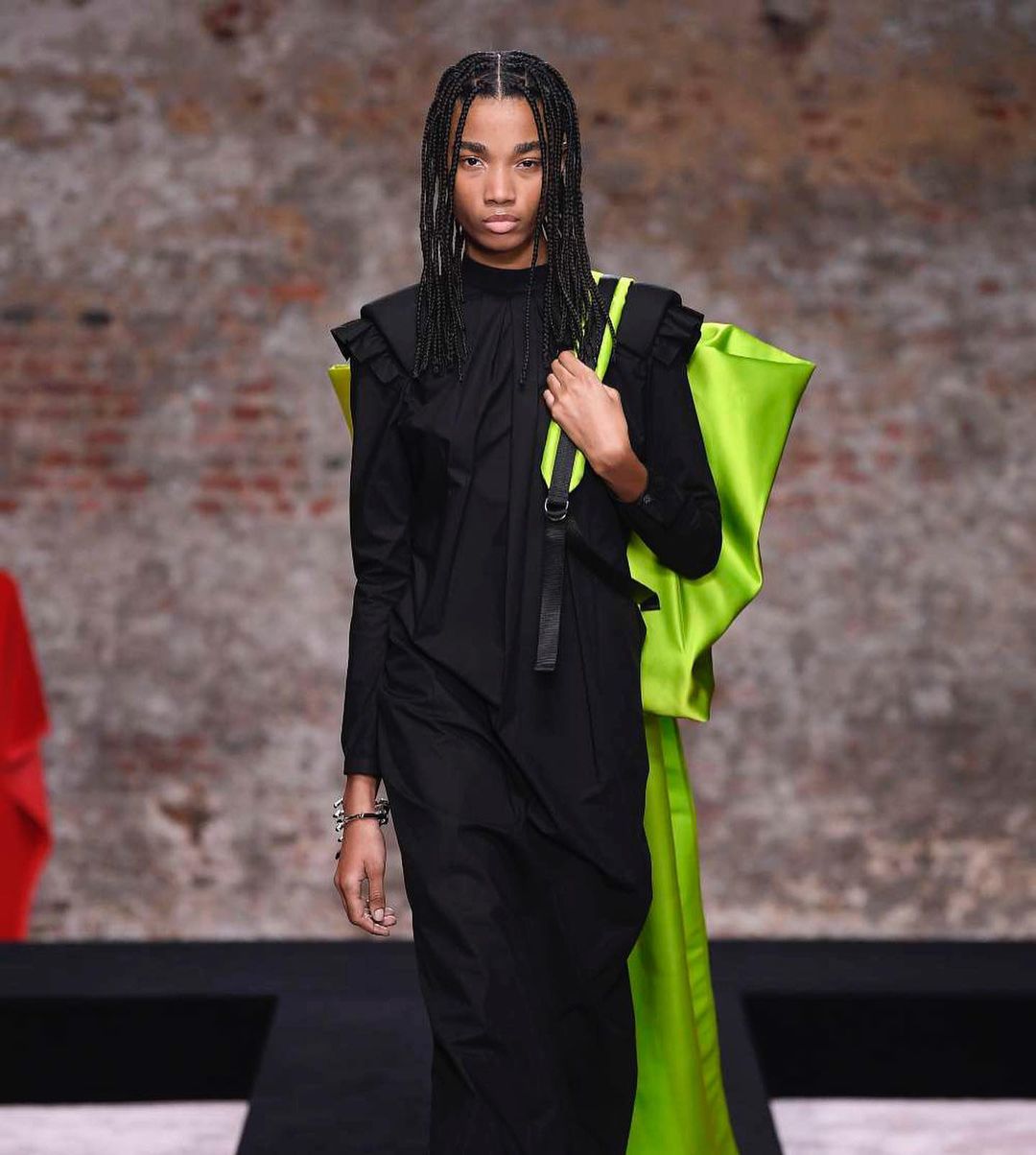 Платья с вырезами, бомберы и чулки: 5 микротрендов Недели моды в Лондоне осень-зима 2022