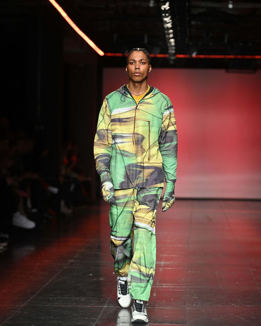 Платья с вырезами, бомберы и чулки: 5 микротрендов Недели моды в Лондоне осень-зима 2022