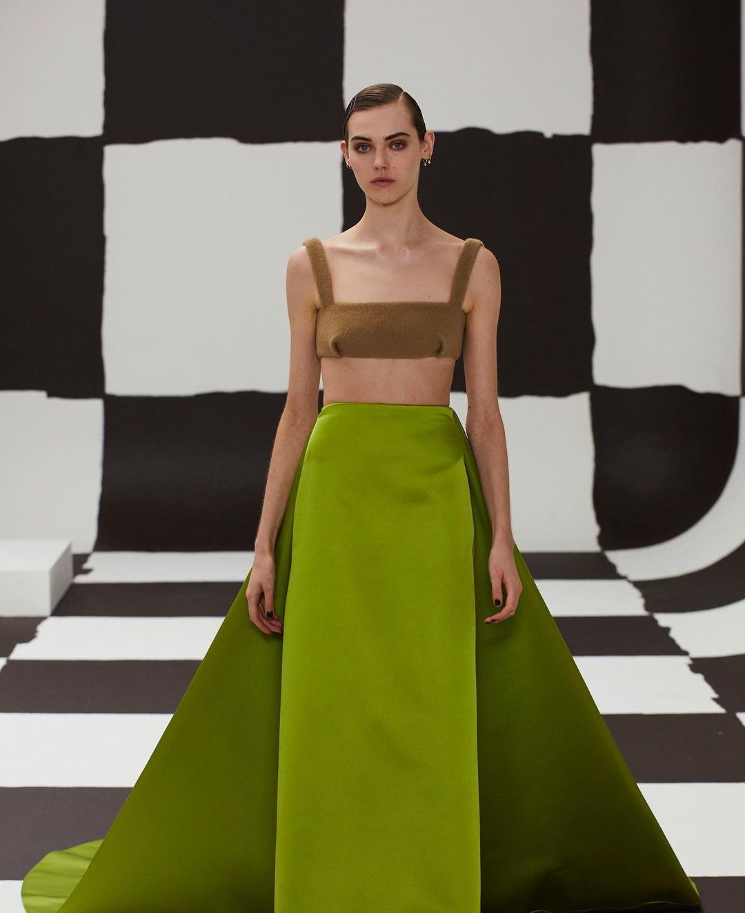 Платья с вырезами, бомберы и чулки: 5 микротрендов Недели моды в Лондоне осень-зима 2022