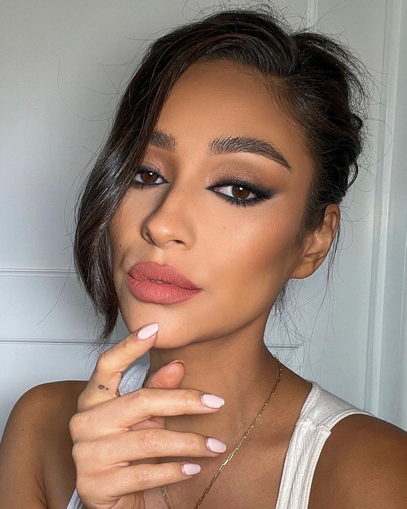 Розовые румяна, неон и глянцевый блеск: главные тренды летнего макияжа 2022