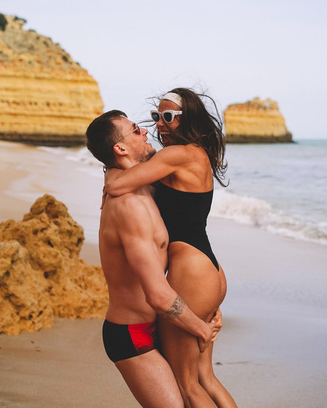 Марина Бех-Романчук привітала коханого з днем народження гарячими фото: "один з найпрекрасніших днів"