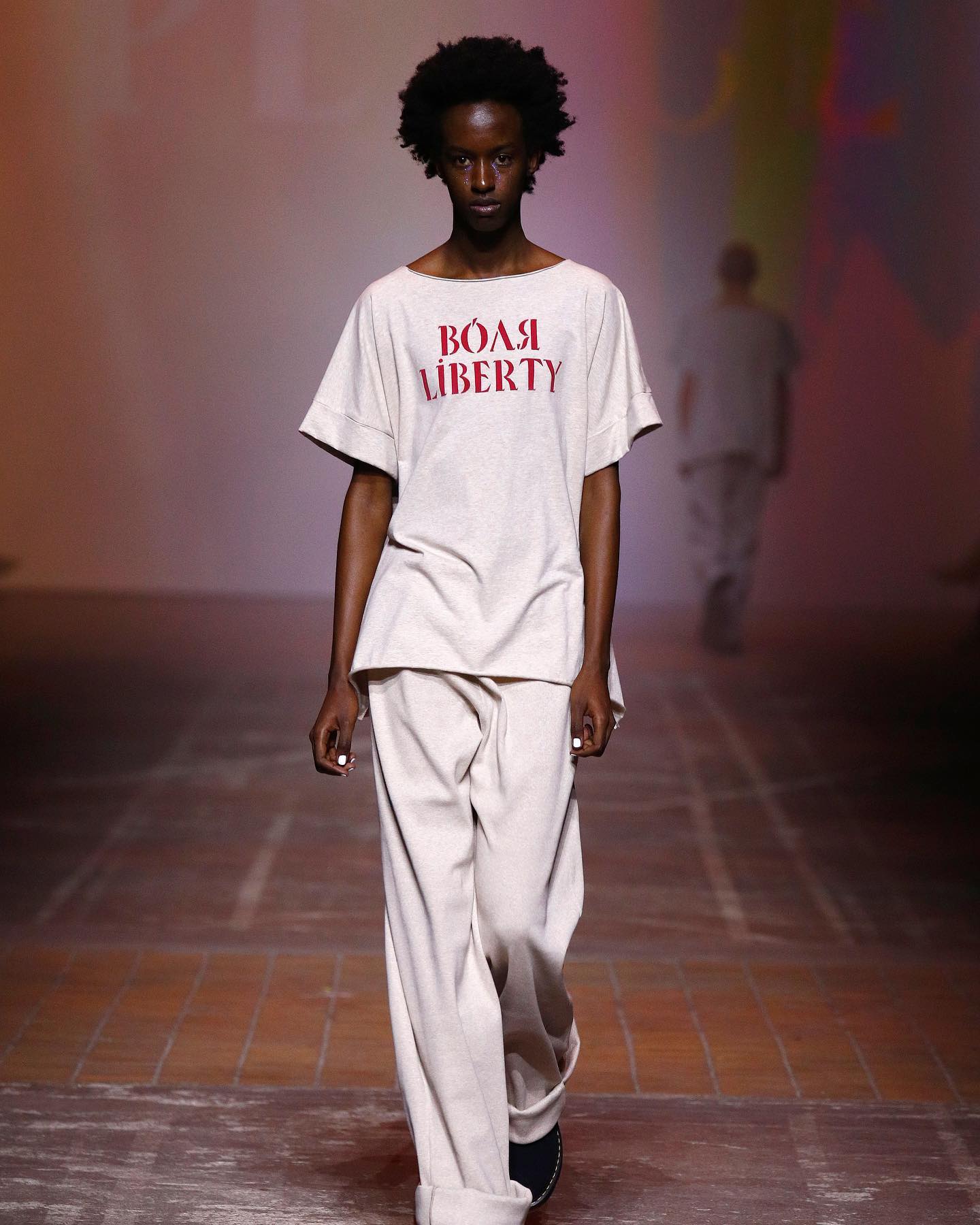 Футболка &quot;как у Зеленского&quot;: как в мире распространяется тренд на все украинское (фото)