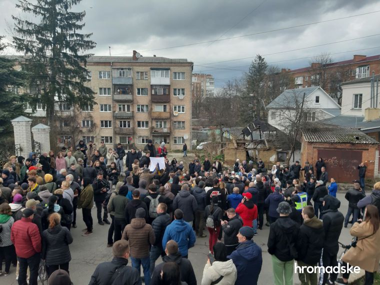 Акція з &quot;блокадою&quot; храму МП і розповідь військового про побиття: що відбувається у Хмельницькому (відео, фото)