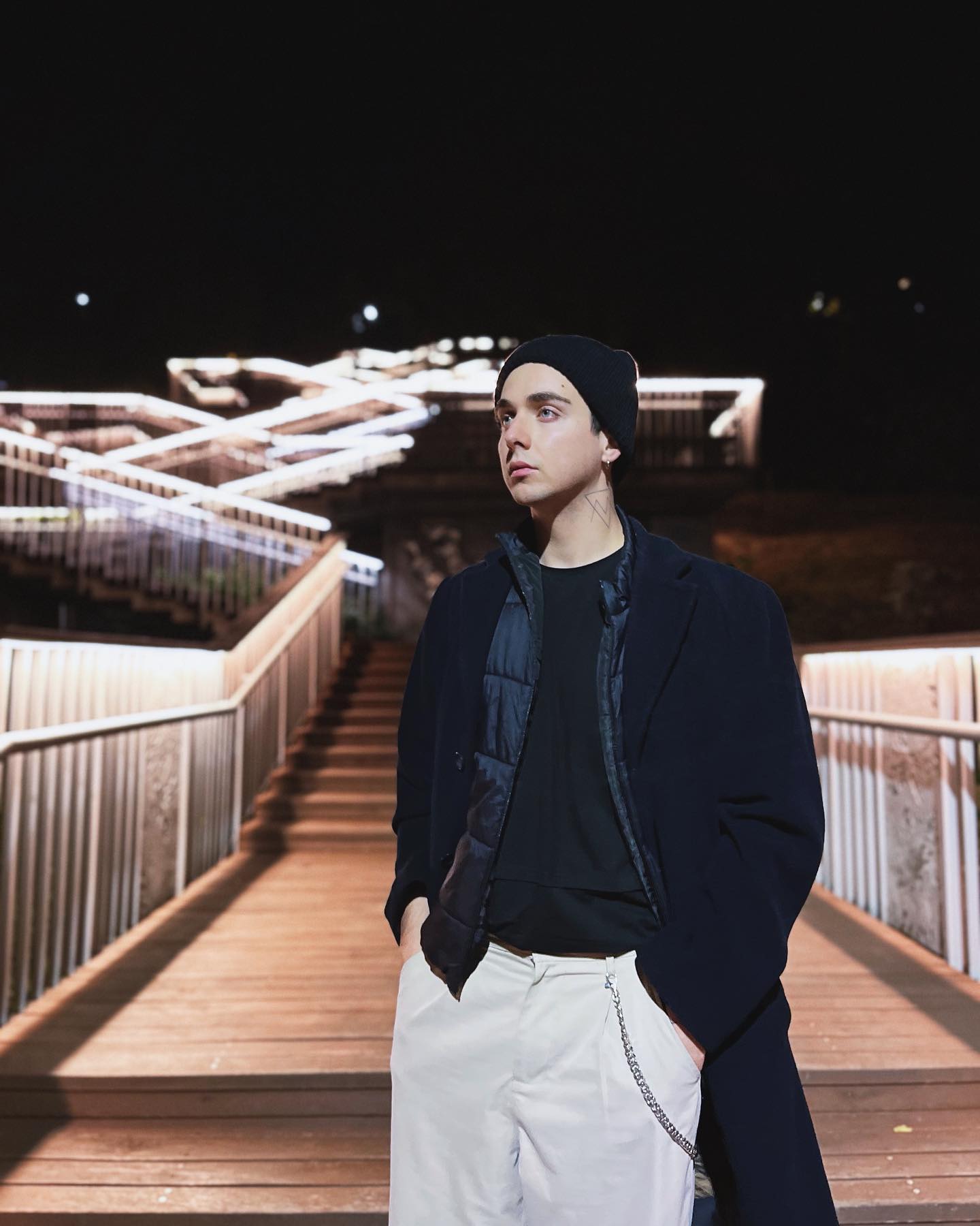 Украинский певец заплакал, когда его спросили, пойдет ли на фронт по повестке