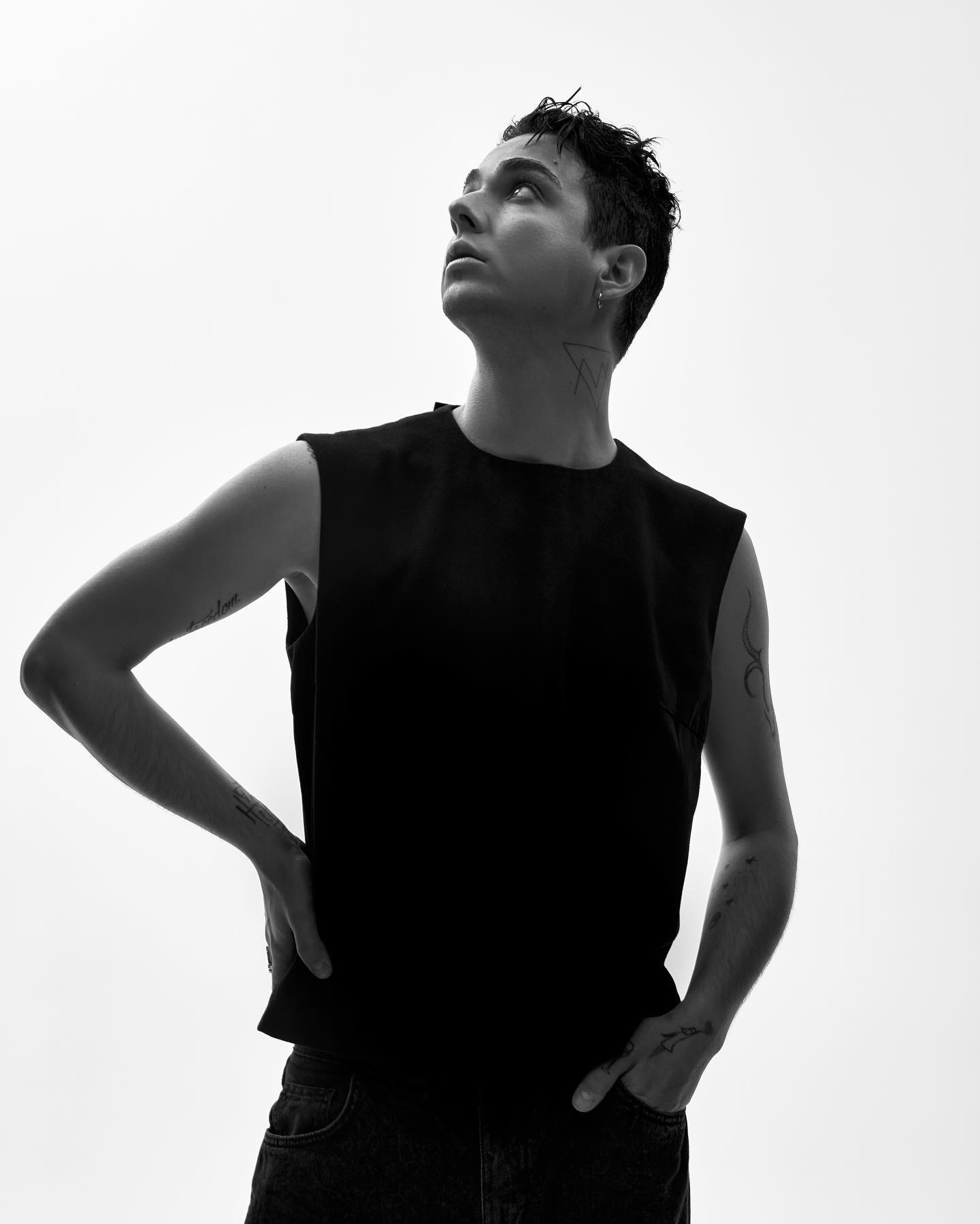 Украинский певец заплакал, когда его спросили, пойдет ли на фронт по повестке