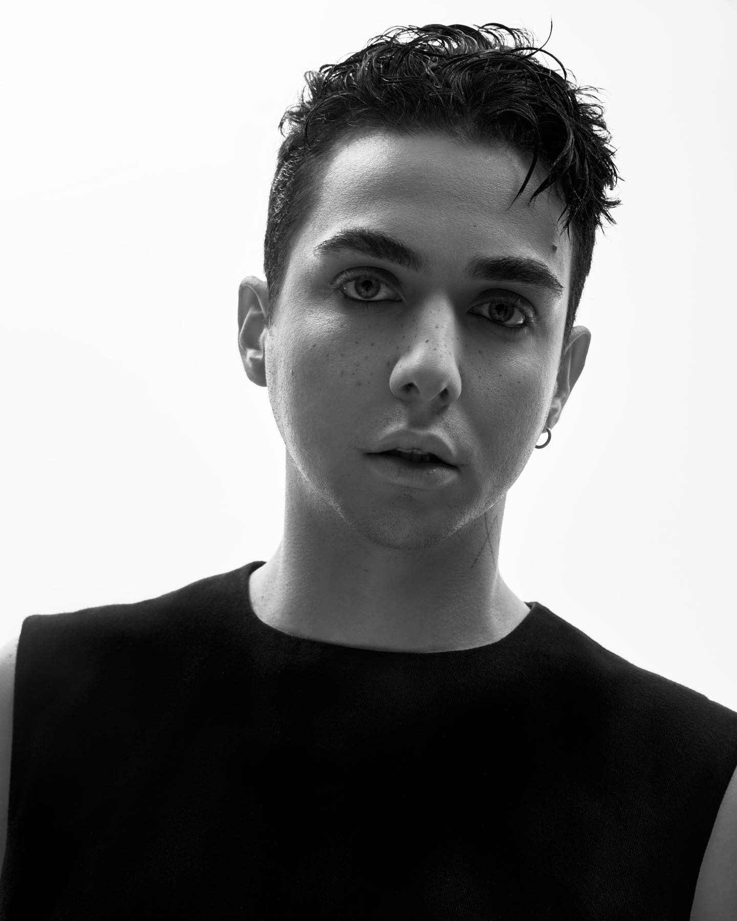 Украинский певец заплакал, когда его спросили, пойдет ли на фронт по повестке