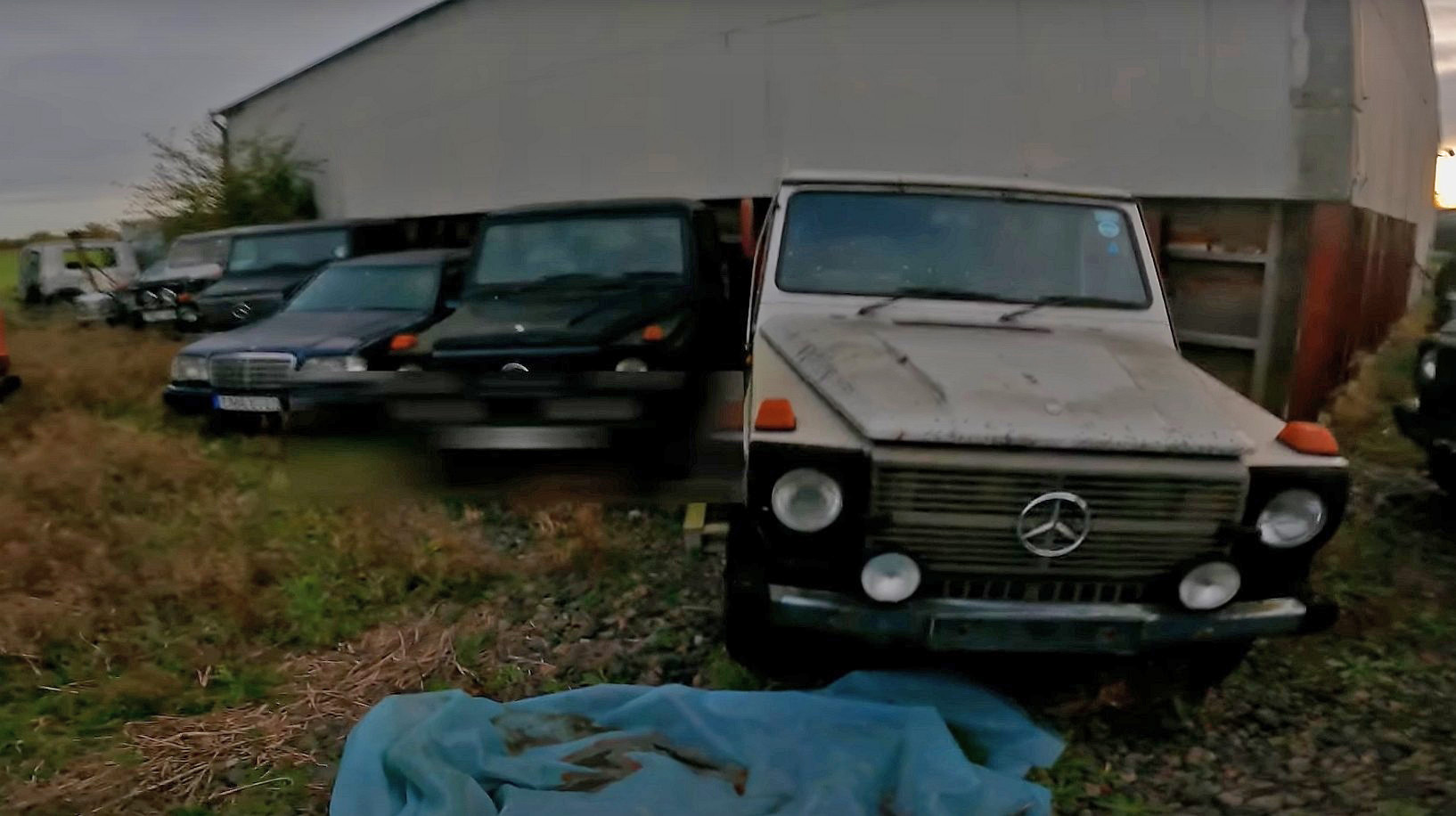 Іржавіють просто неба: у Великій Британії виявлено звалище Гелендвагенів