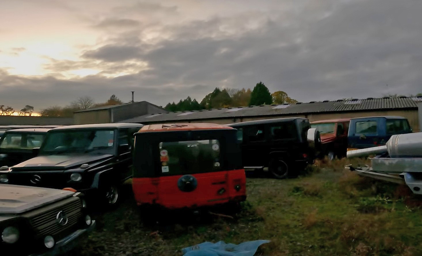 Іржавіють просто неба: у Великій Британії виявлено звалище Гелендвагенів