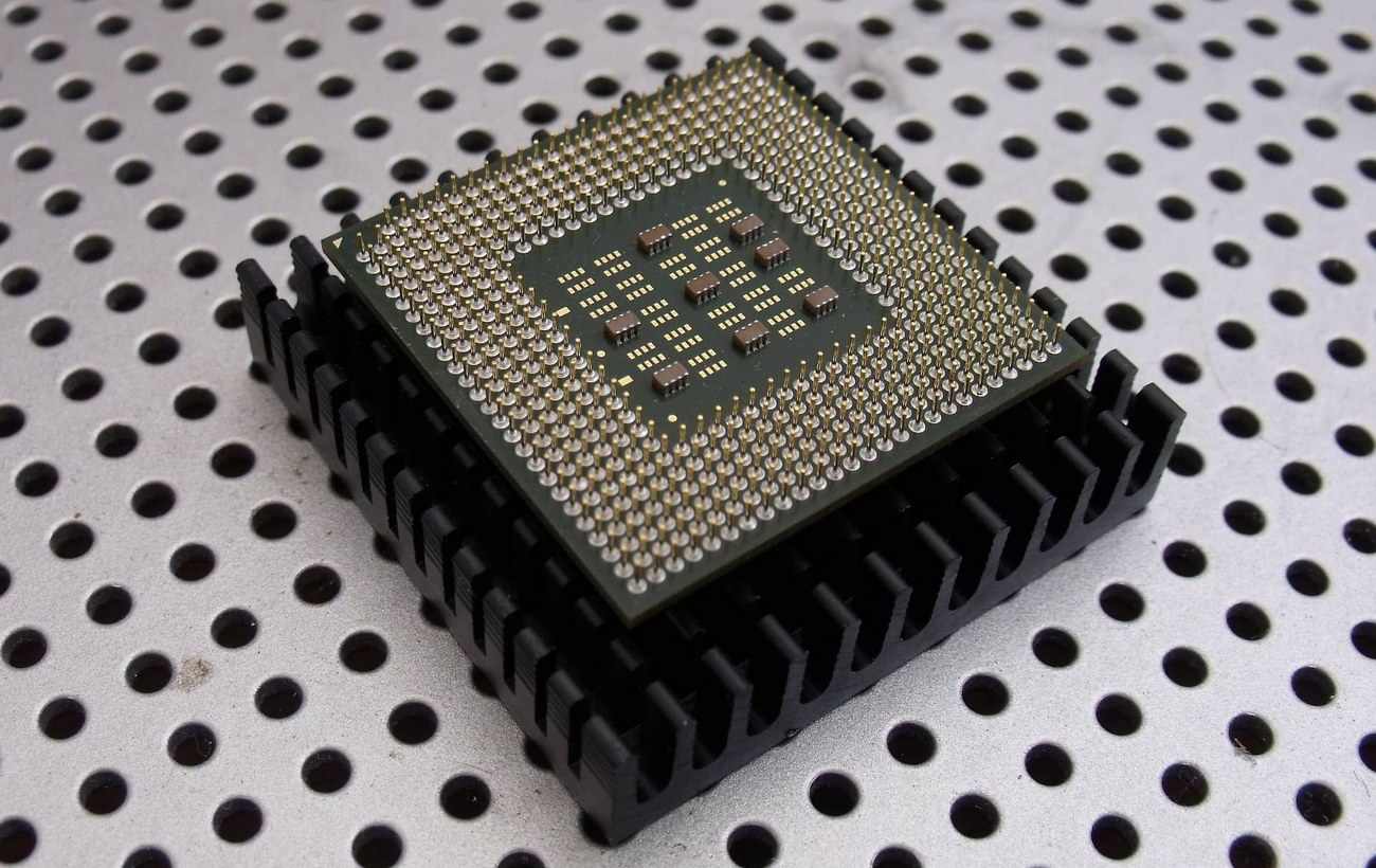 Відмінна ідея: General Motors зберігає машини без мікрочіпів на колишньому заводі з виробництва мікросхем