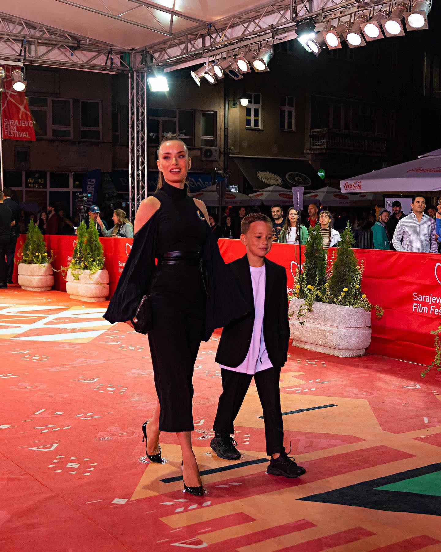 "Свой собственный Эминем". Ксения Мишина удивила кардинально новым цветом волос 11-летнего сына (видео)