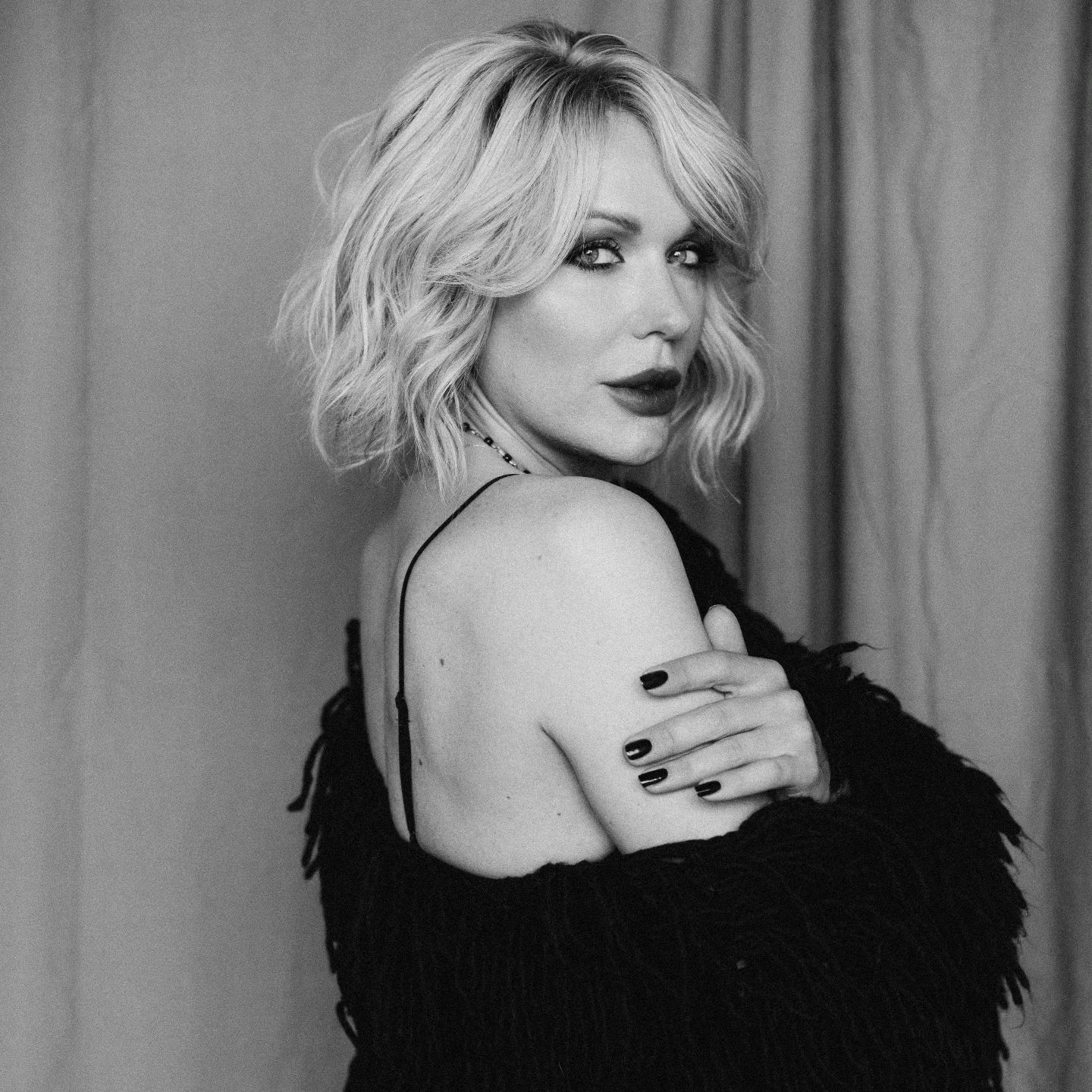 "Документы оформлены законно": блогерша Монро ответила, может ли выезжать за границу