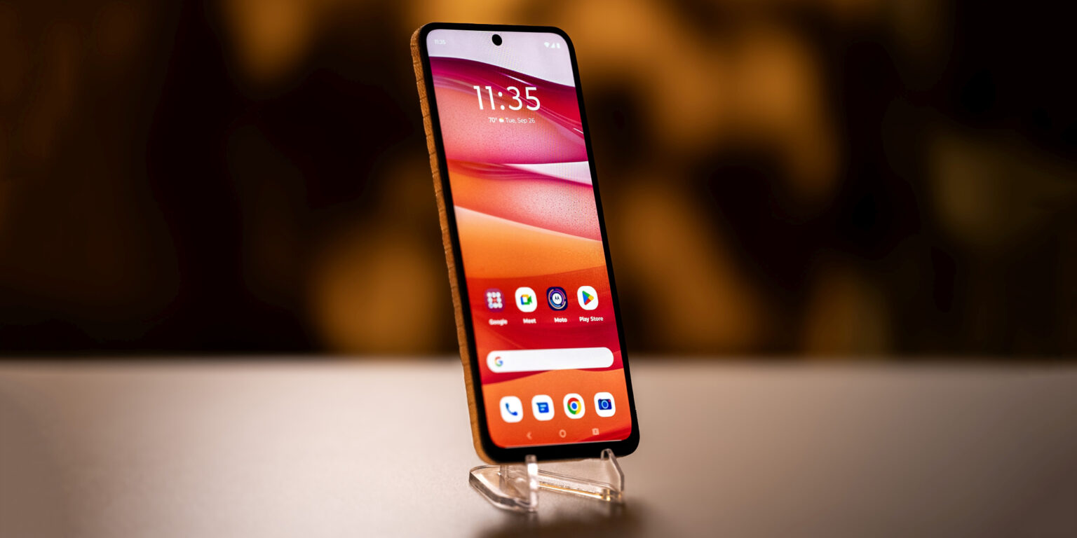 Motorola показала первый в мире гибкий смартфон-браслет