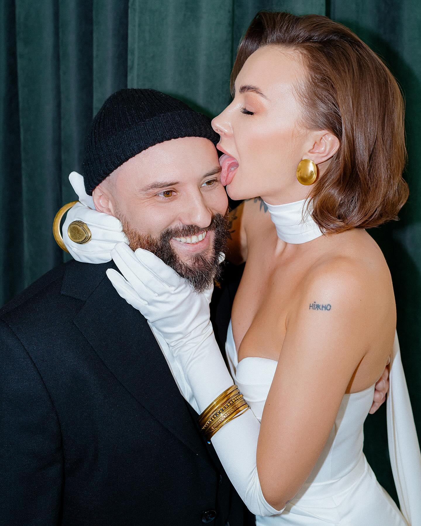 Імпровізований танець і поцілунки: Віктор Розовий показав щасливі кадри з власного весілля