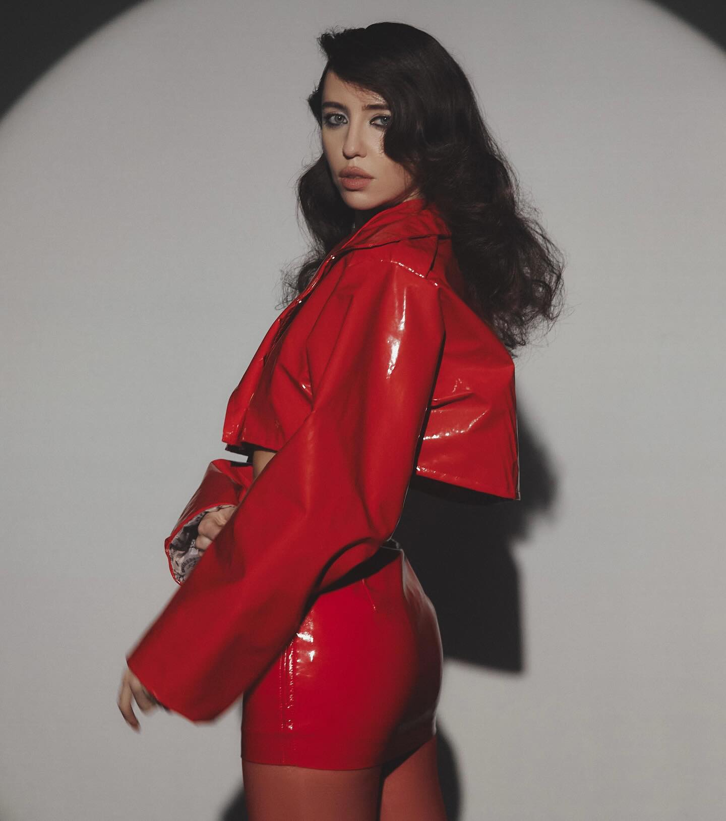 "Все тільки стає цікавішим": Надя Дорофєєва показала яскравий та звабливий лук