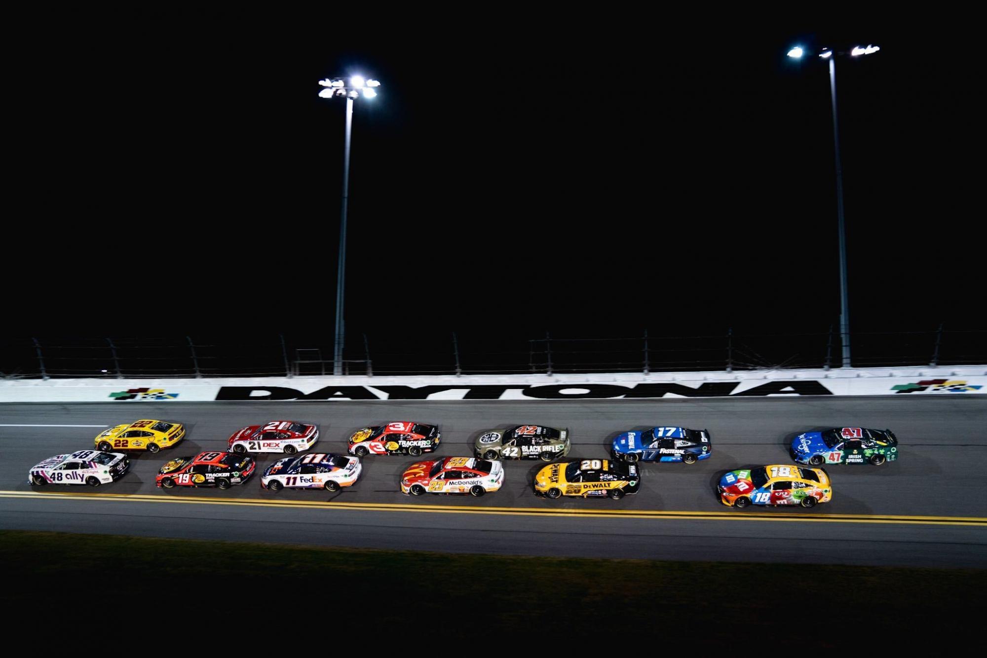 Баскетбольное шоу в США, хоккейная битва за "золото", дуэль футбольных Учителей: анонс выходных в спорте