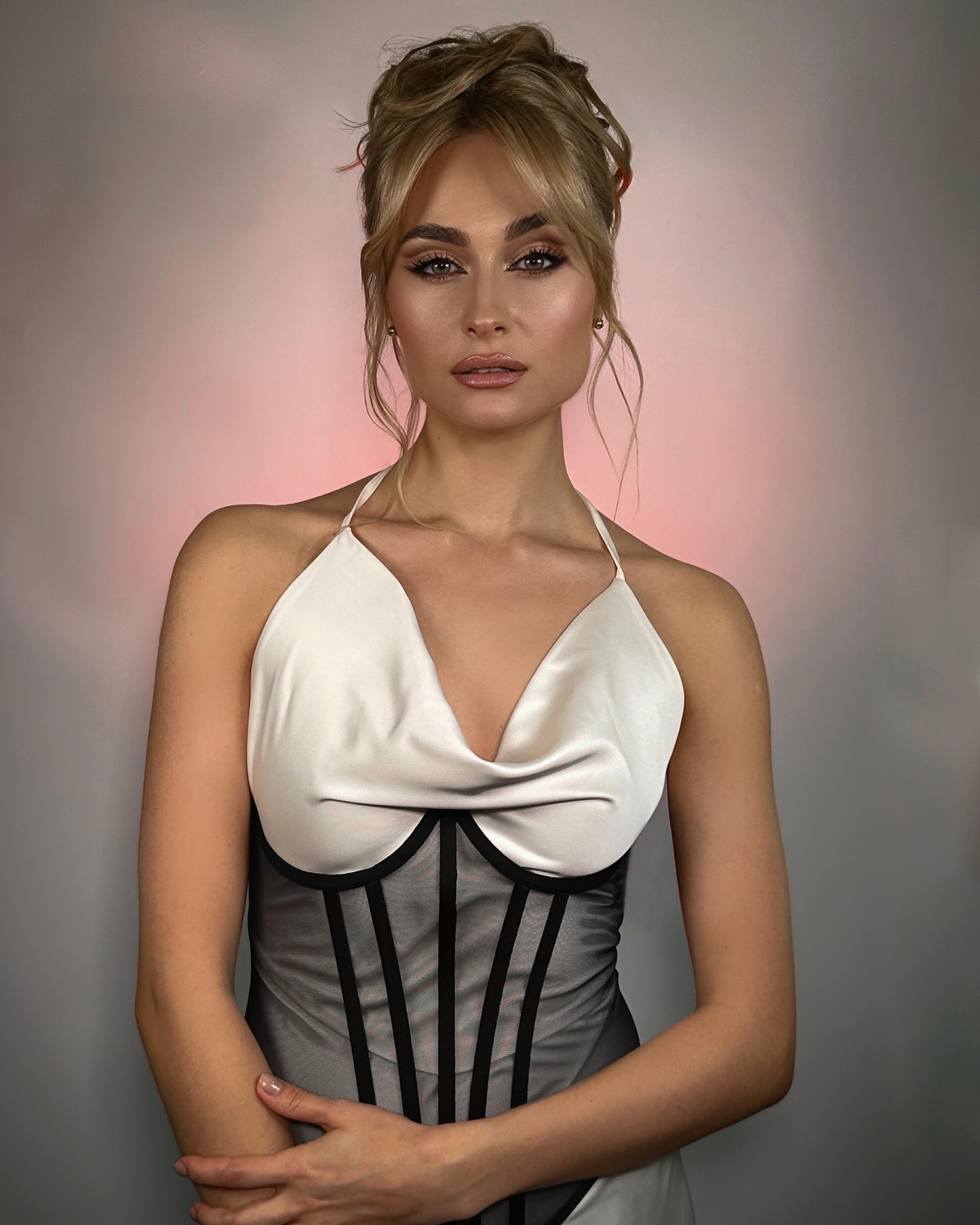 Известная украинская актриса показала волшебный образ с корсетом и необычными стрелками на глазах