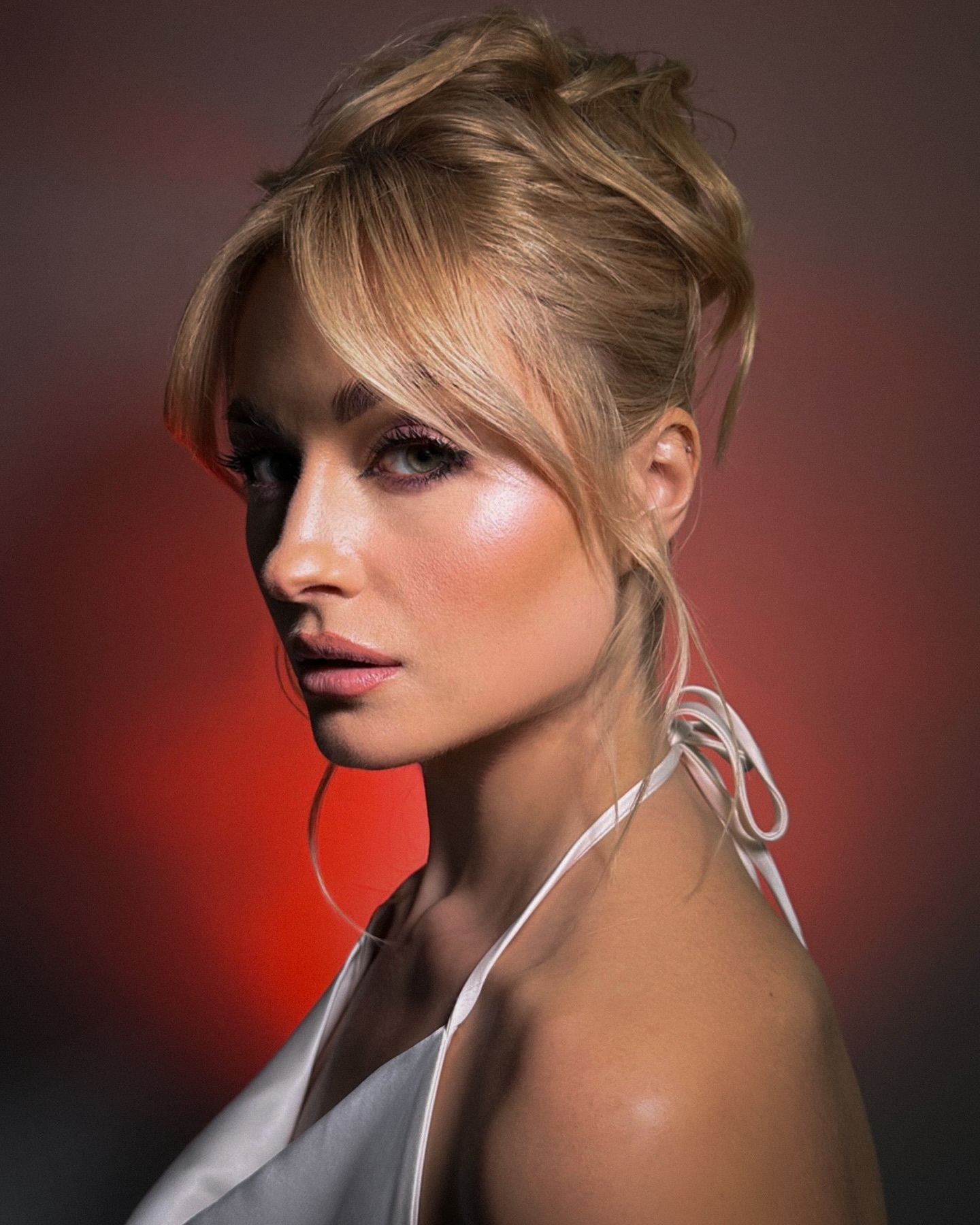 Известная украинская актриса показала волшебный образ с корсетом и необычными стрелками на глазах