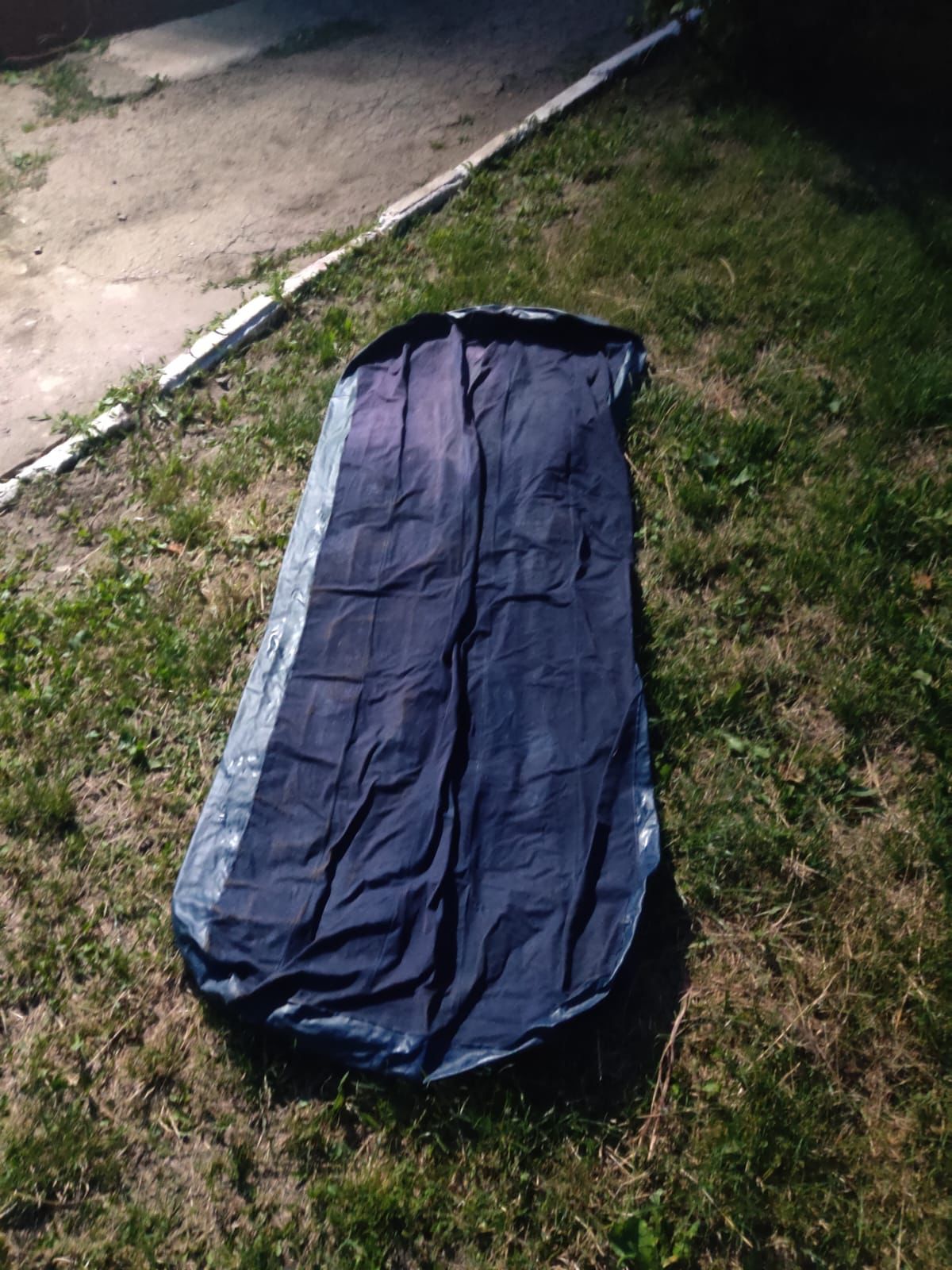 Пограничники задержали двух мужчин, которые на матраце бежали в Молдову